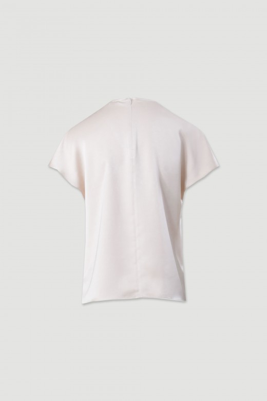 Blusa acetinada com decote em v discreto Blusa acetinada com decote em v discreto