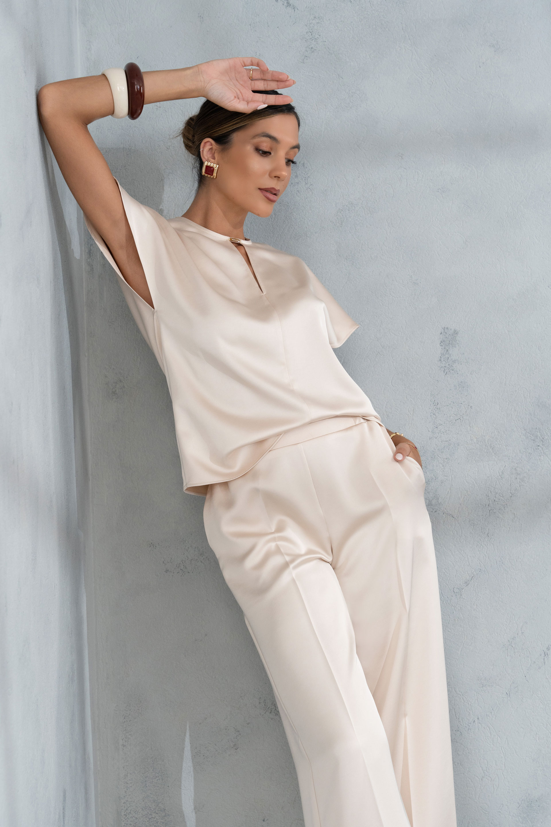 Blouse satinée avec encolure en v discrète