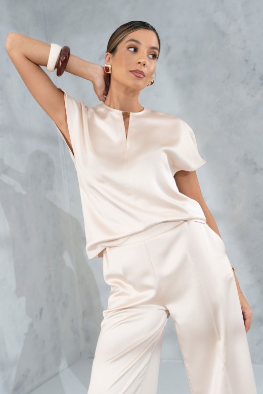 Blusa acetinada com decote em v discreto Blusa acetinada com decote em v discreto