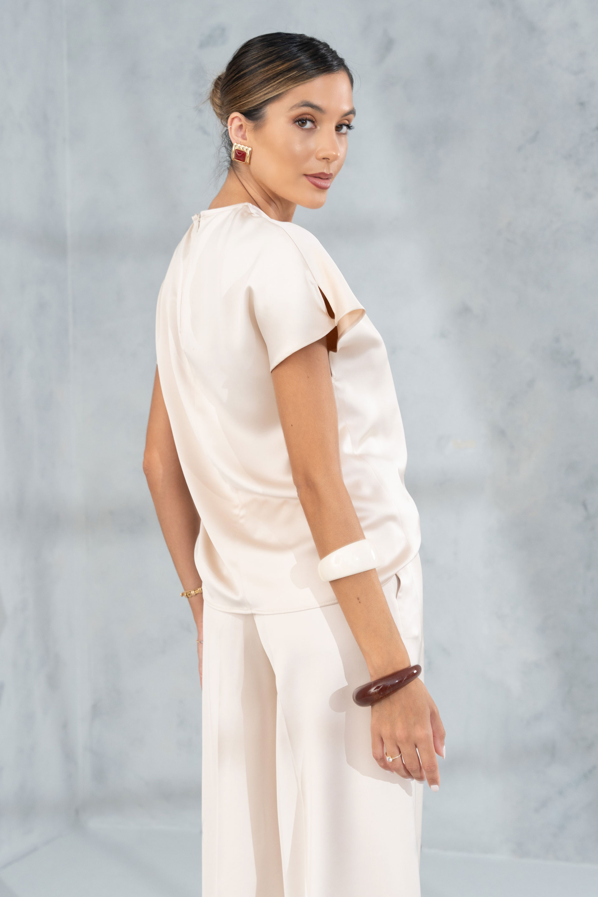 Blouse satinée avec encolure en v discrète