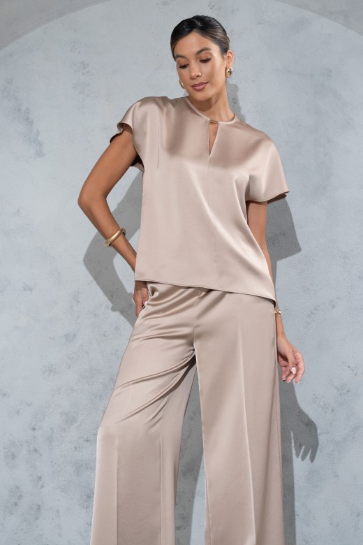 Blusa acetinada com decote em v discreto