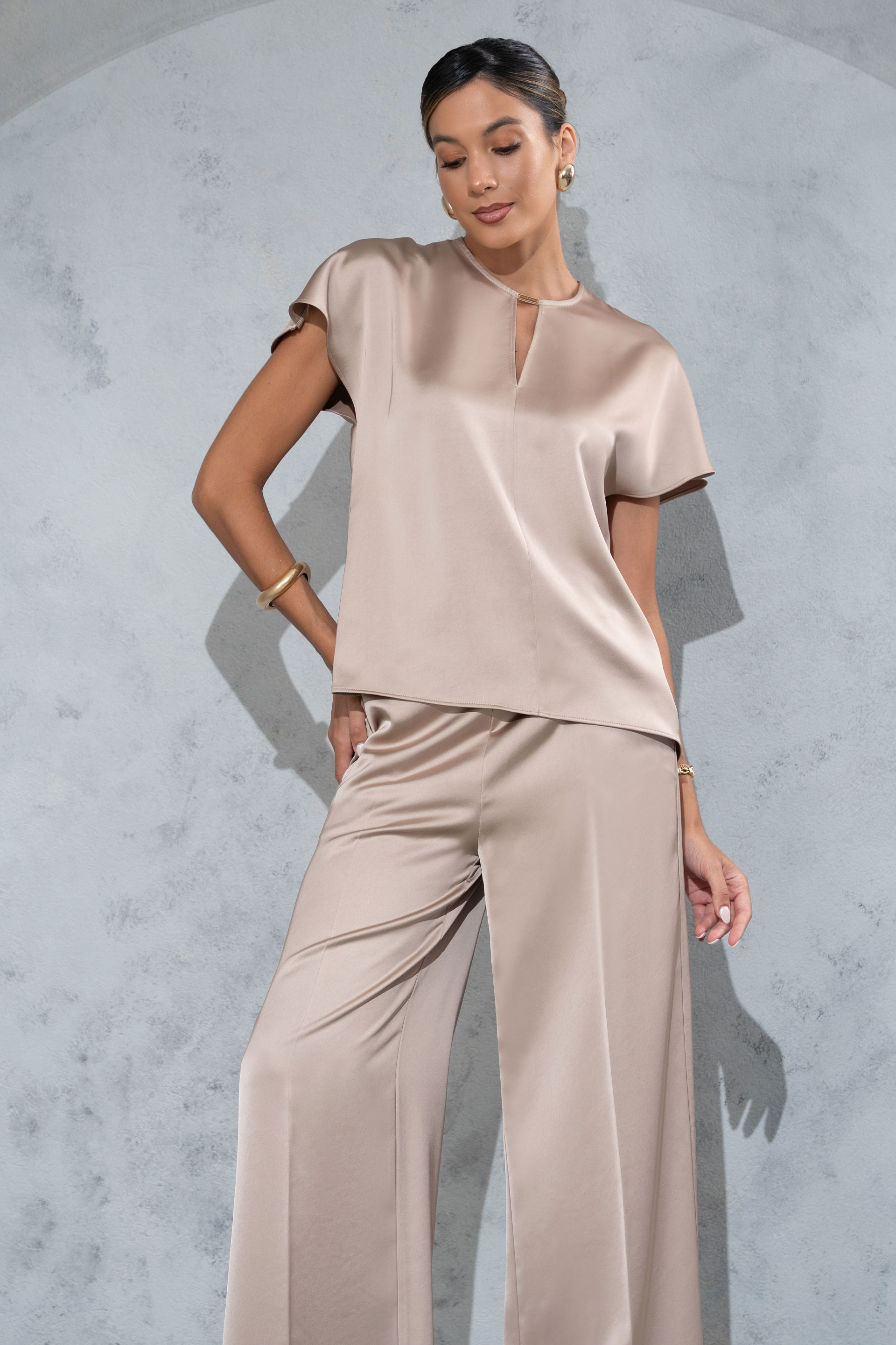 Blouse satinée avec encolure en v discrète