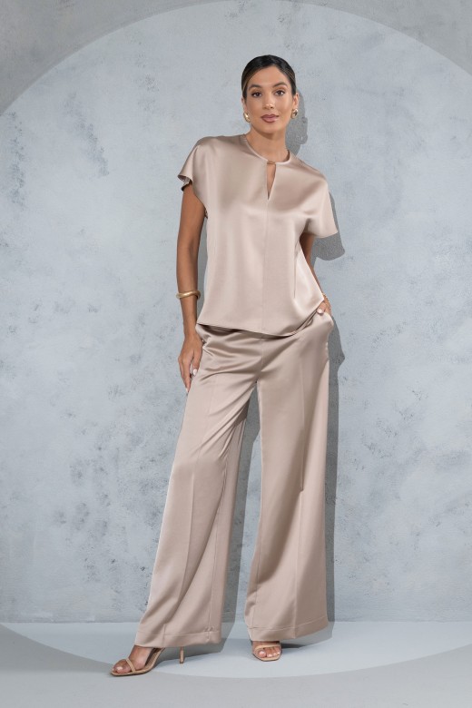 Blusa acetinada com decote em v discreto