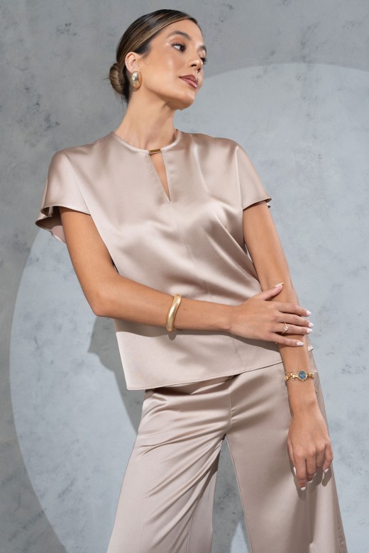 Blusa acetinada com decote em v discreto