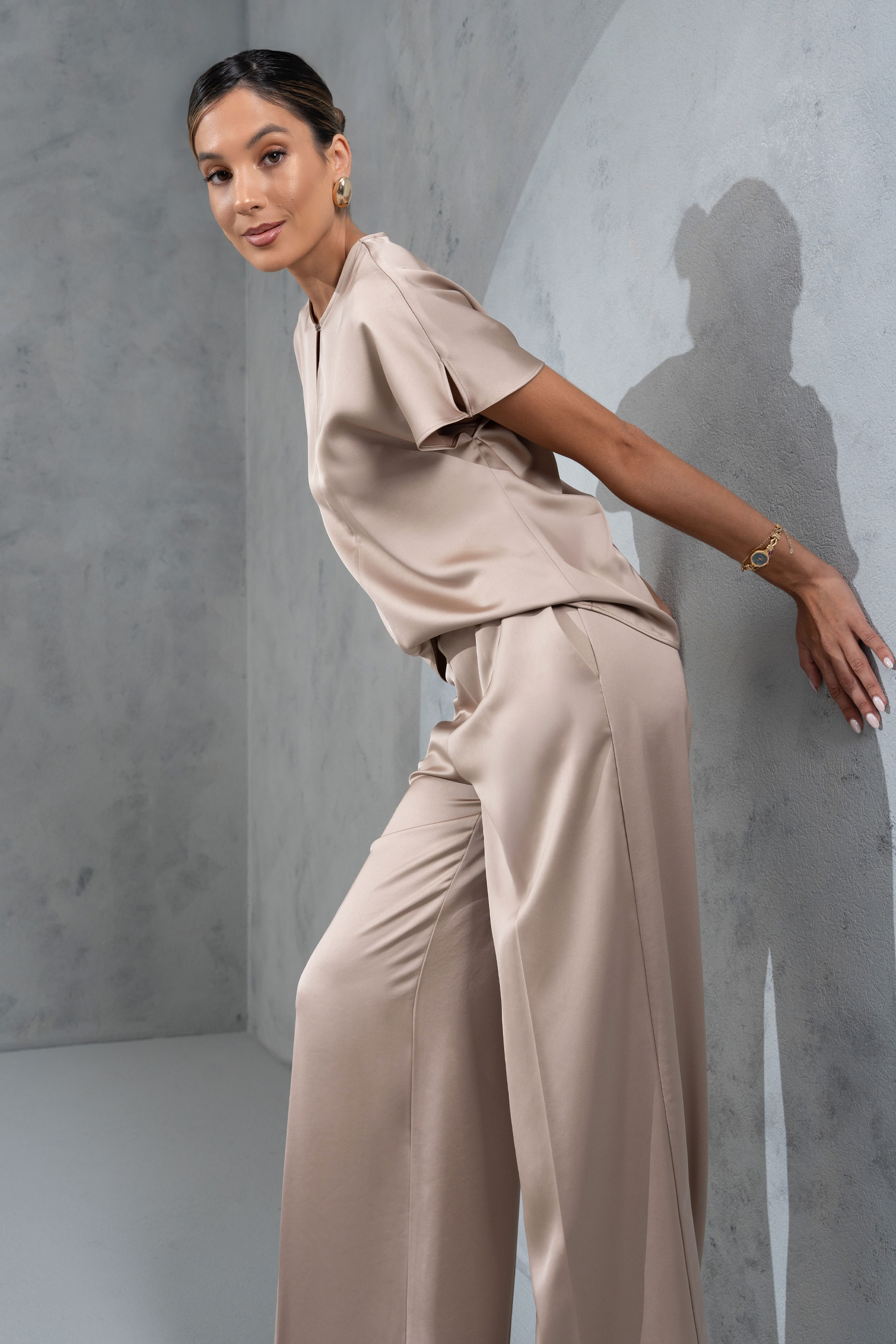 Blouse satinée avec encolure en v discrète