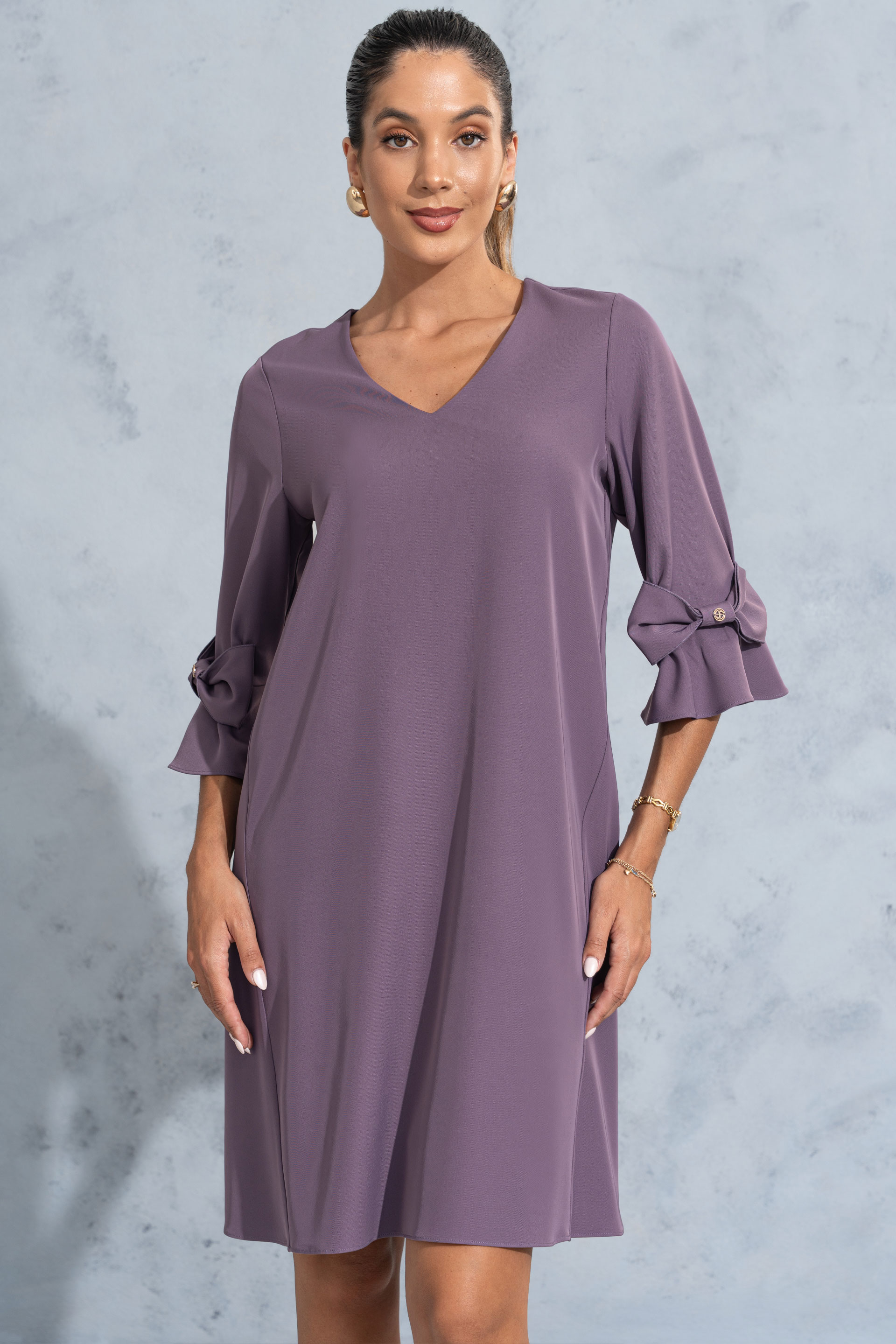 Vestido fluido con escote en v y manga con lazo