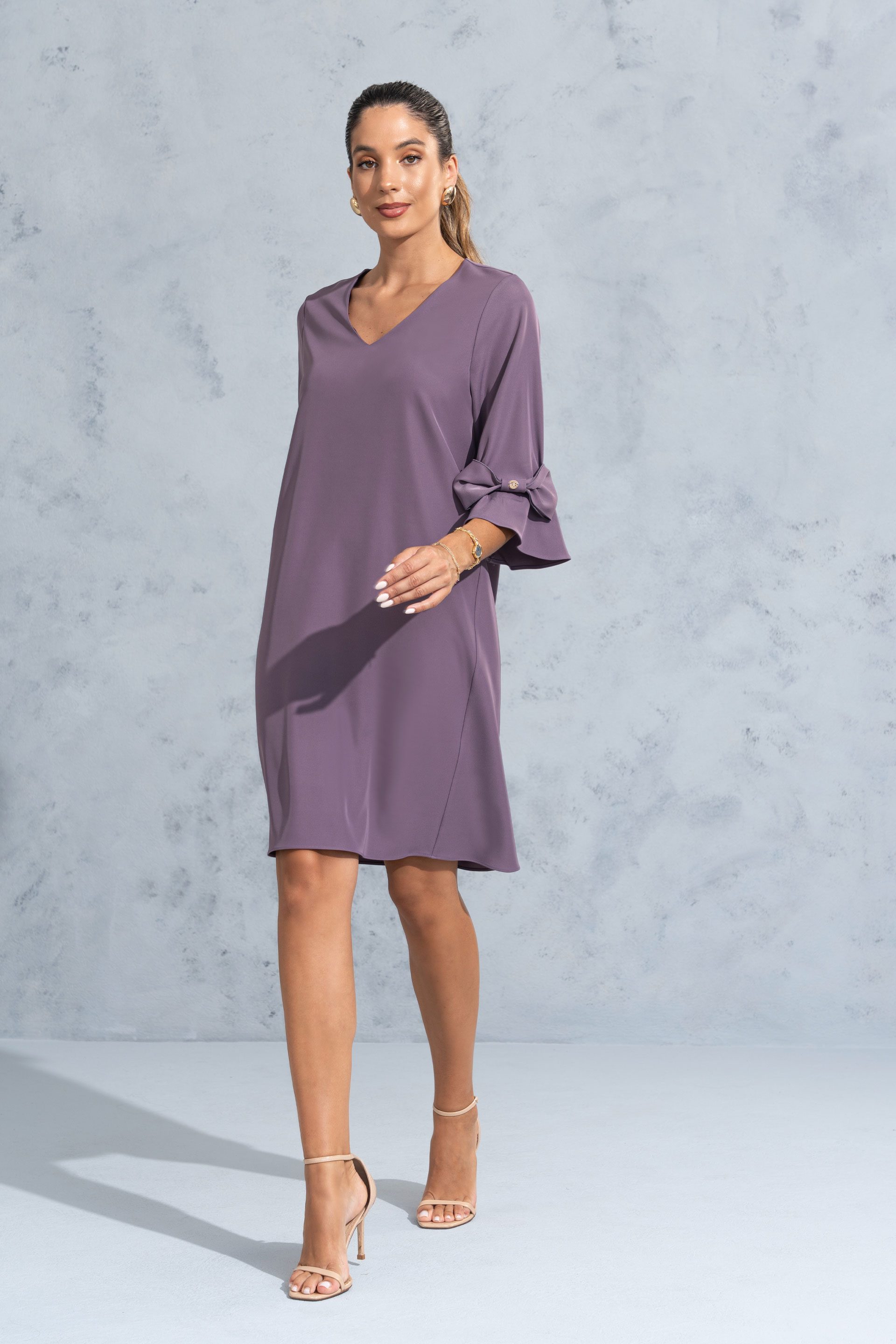 Vestido fluido con escote en v y manga con lazo