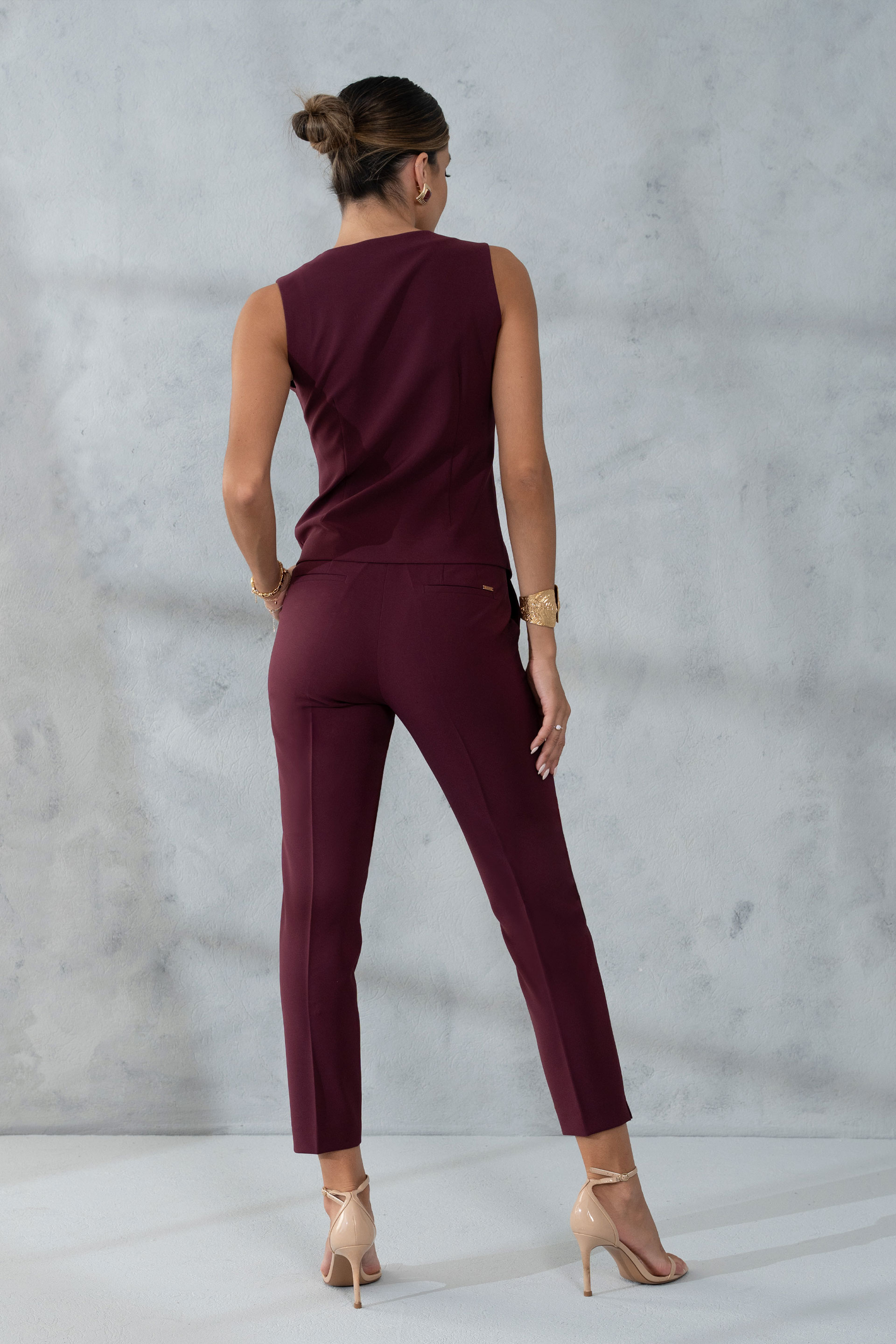 High-waisted classic trousers with elastic detail