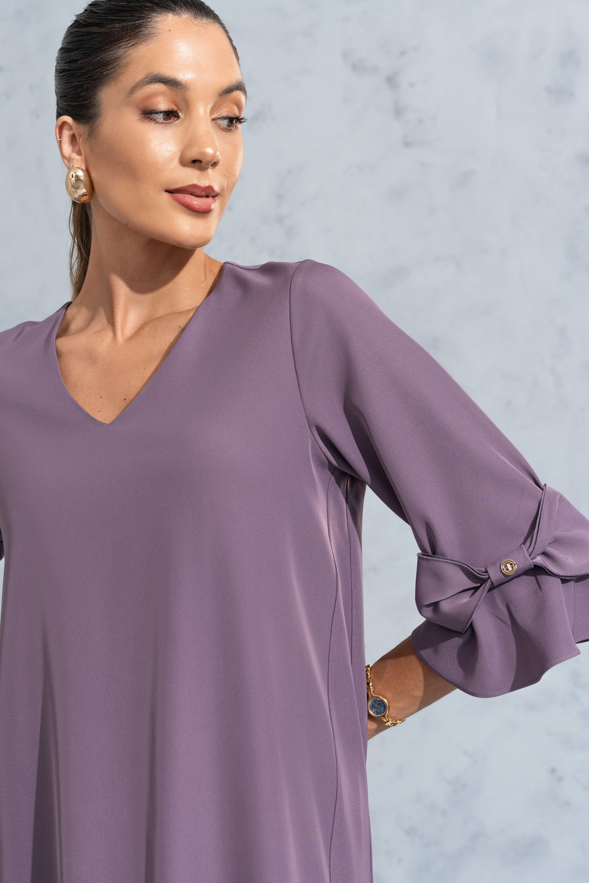 Vestido fluido con escote en v y manga con lazo