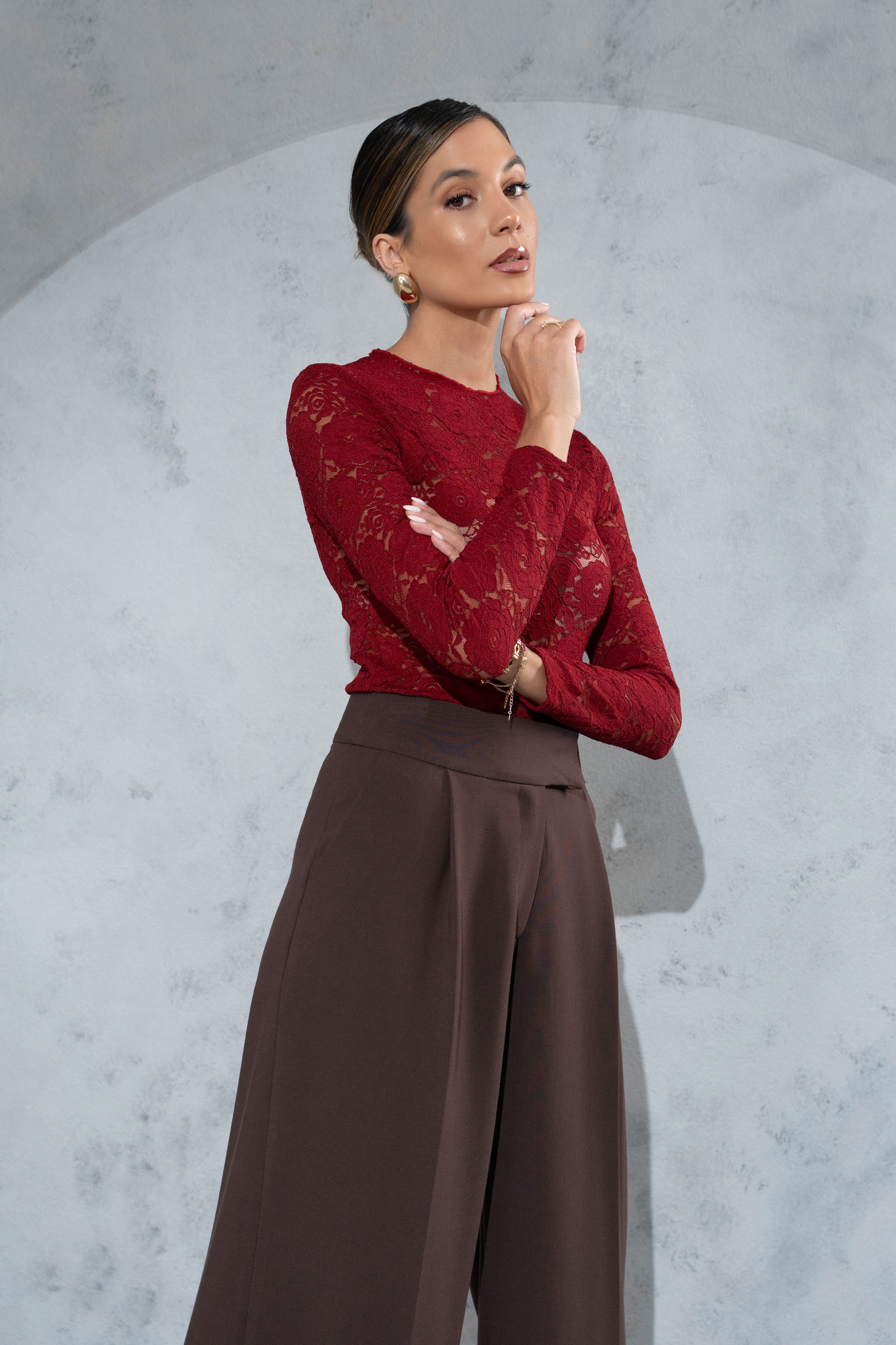 Body justo em renda com manga comprida