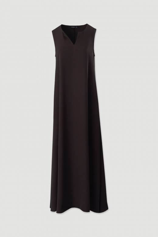 Long plain dress with v-neckline