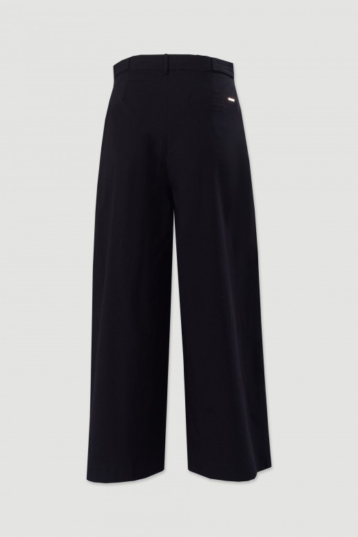 Cala wide leg com pregas e cinto