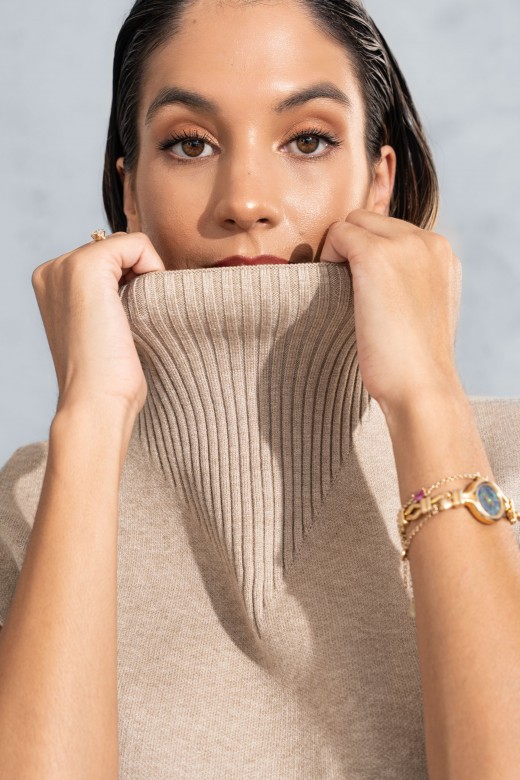 High-neck knitted vest