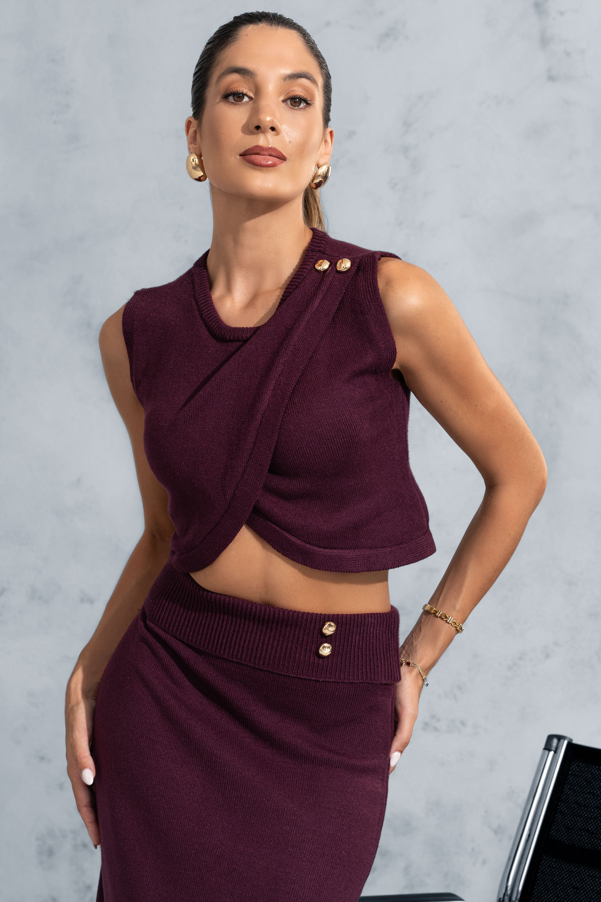 Conjunto de punto con top cruzado y falda lápiz