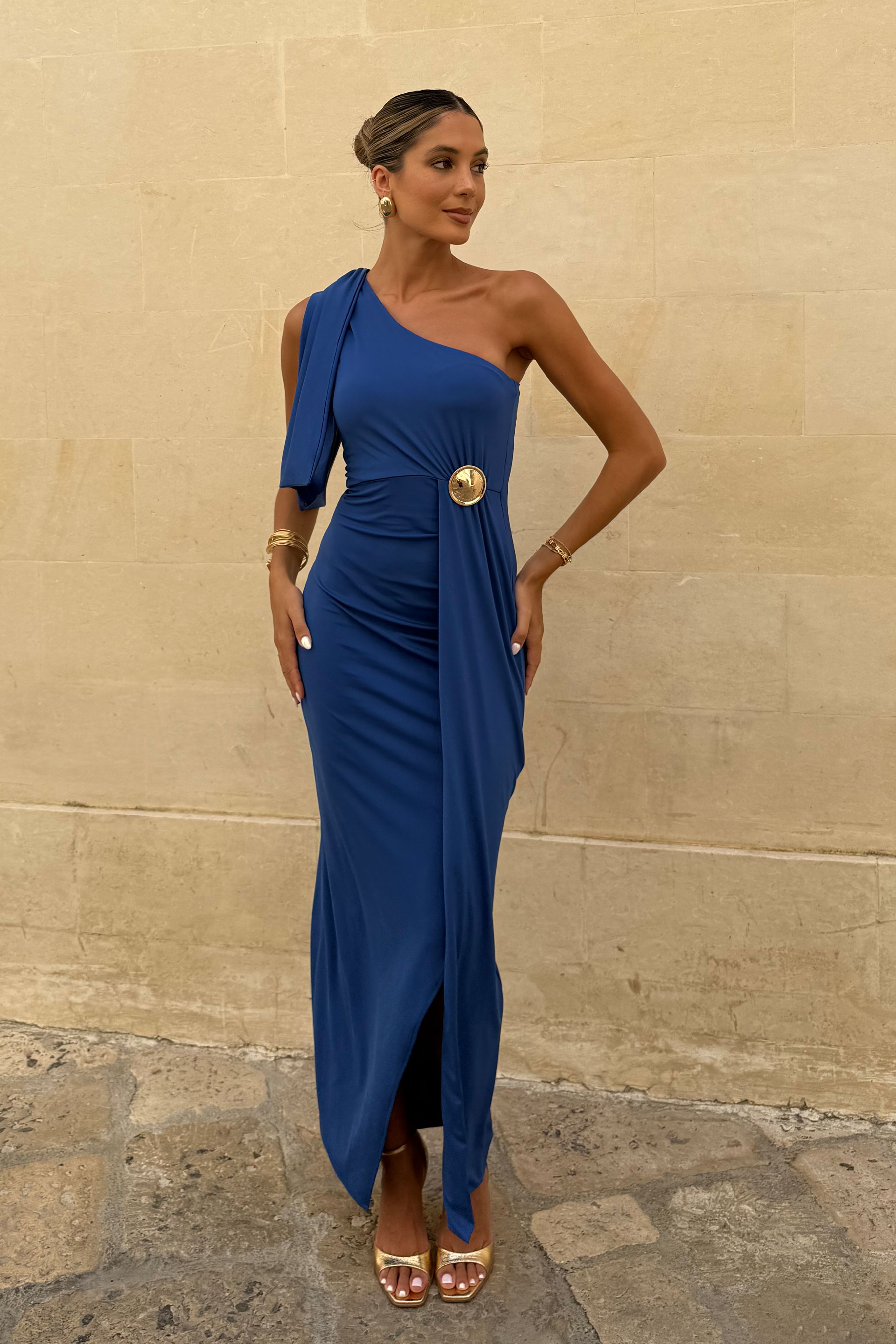 Vestido largo asimétrico con detalle dorado