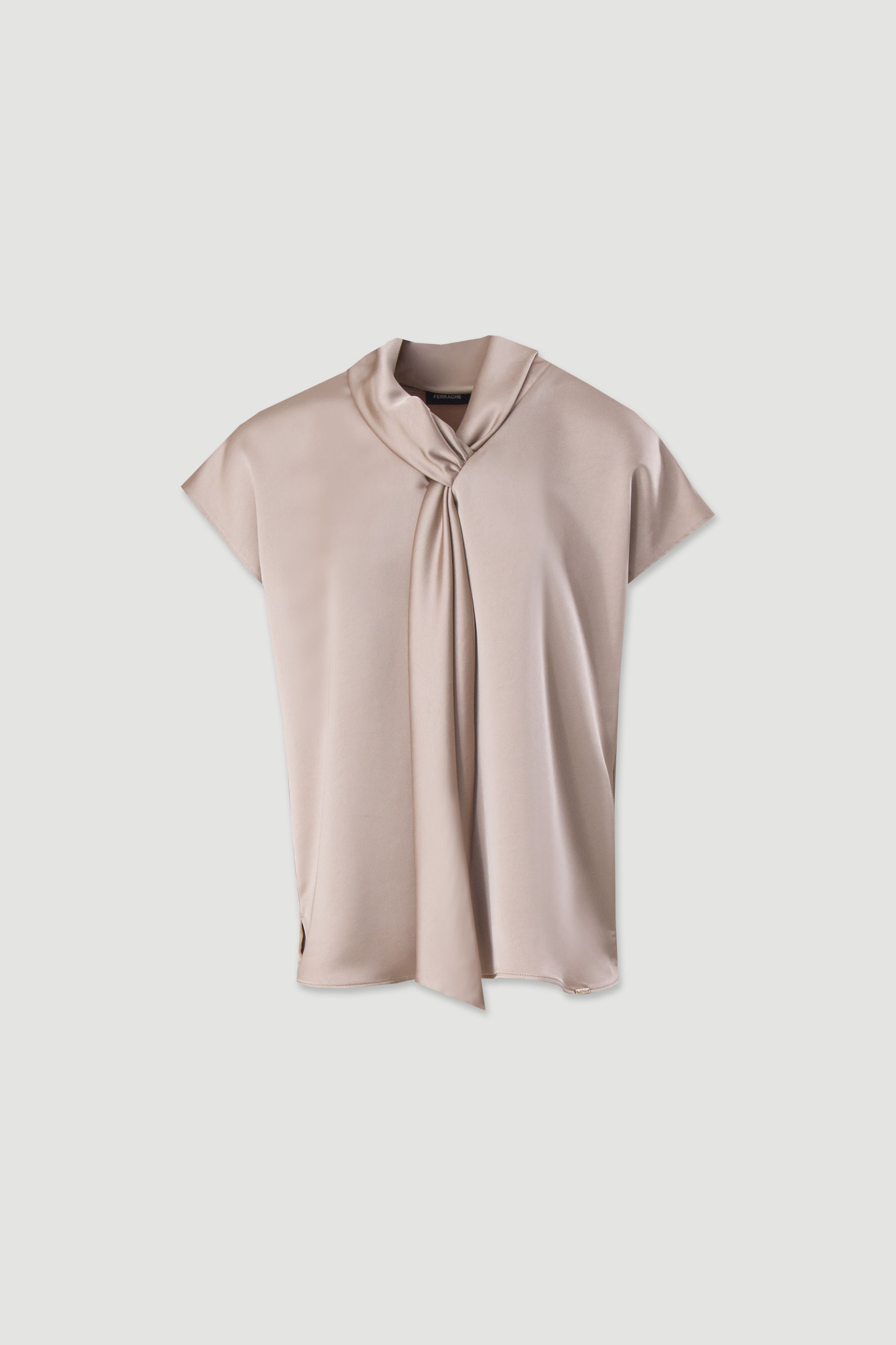 Túnica fluida acetinada com detalhe na gola