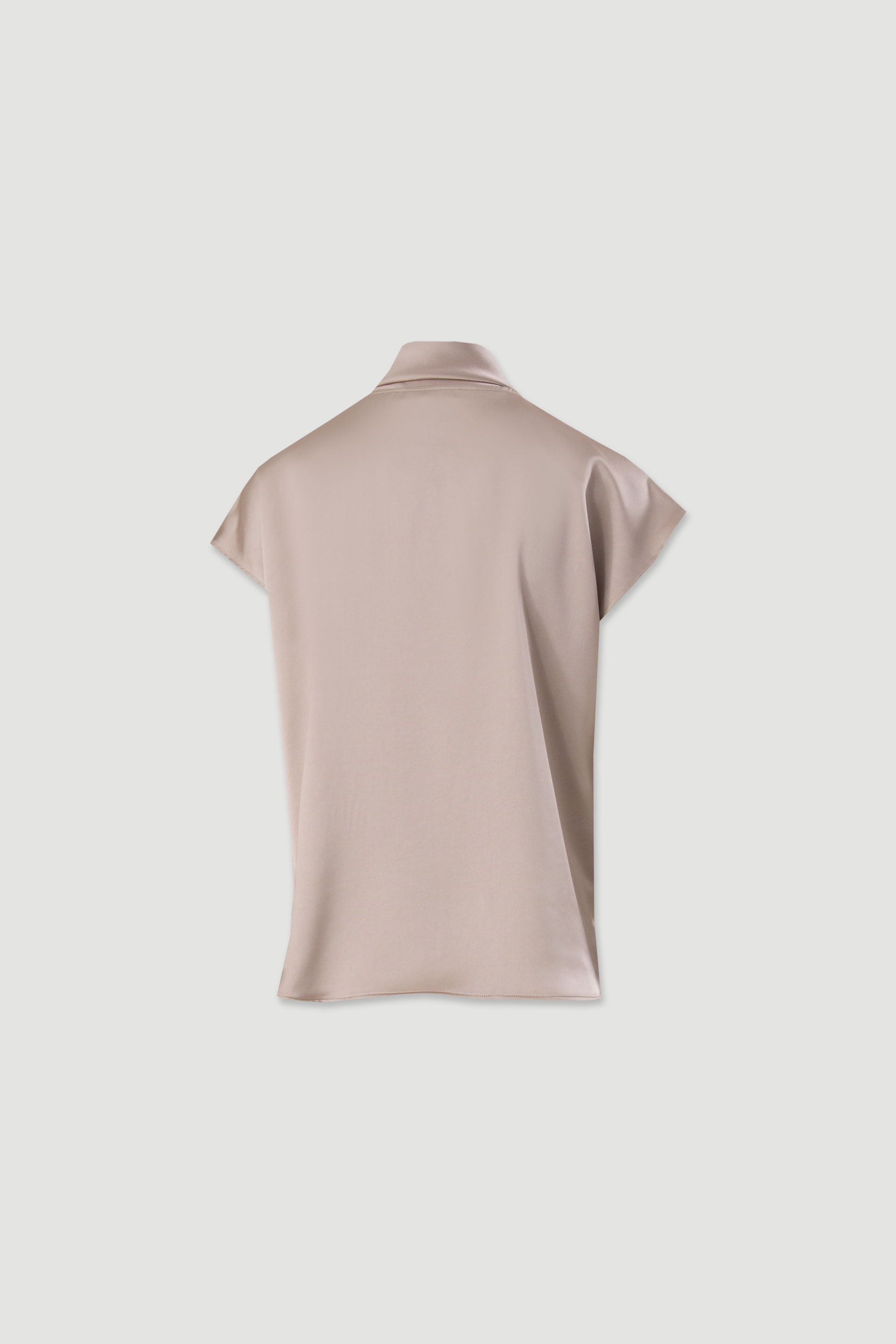 Túnica fluida acetinada com detalhe na gola