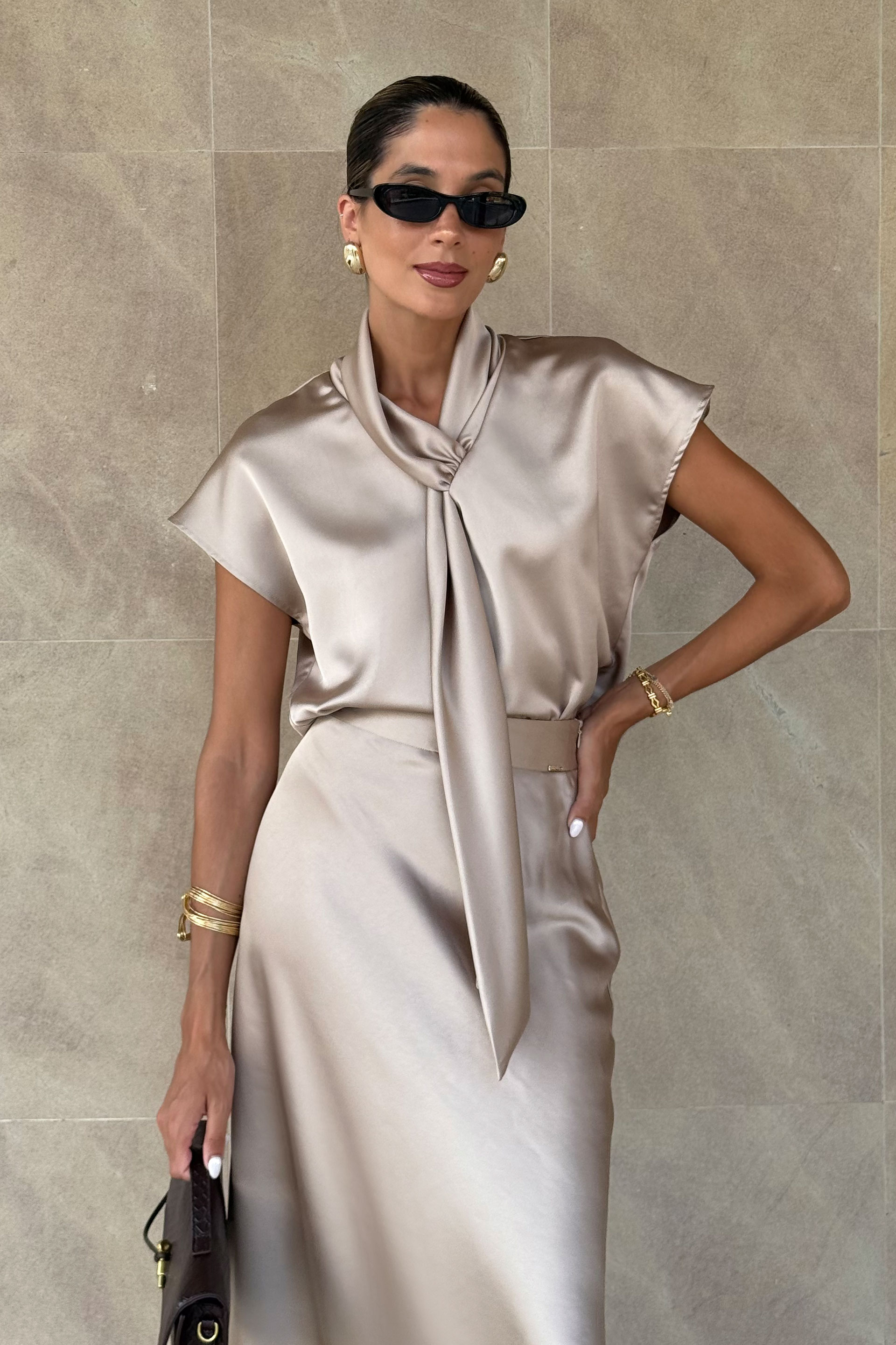 Túnica fluida acetinada com detalhe na gola