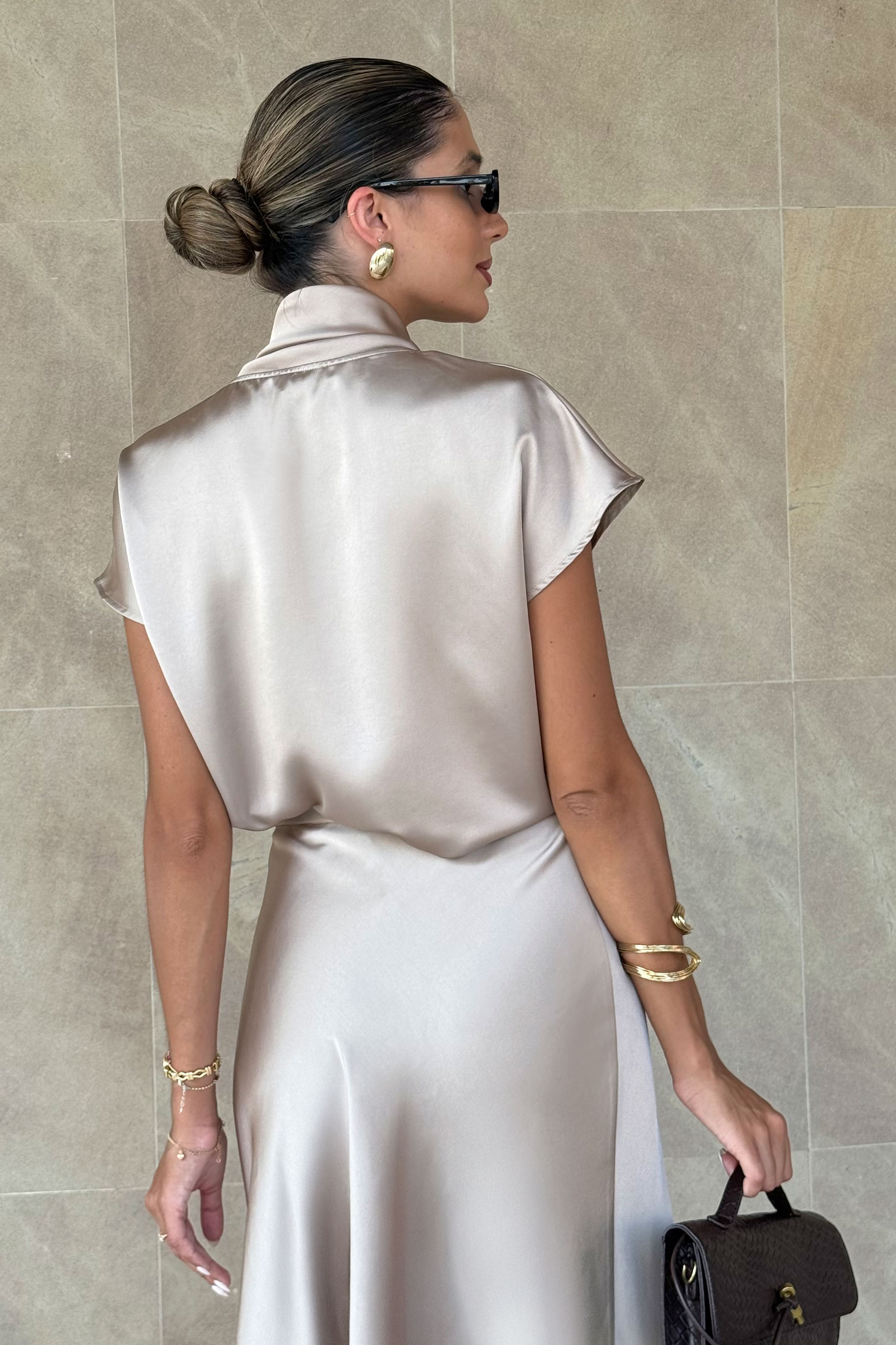 Túnica fluida acetinada com detalhe na gola