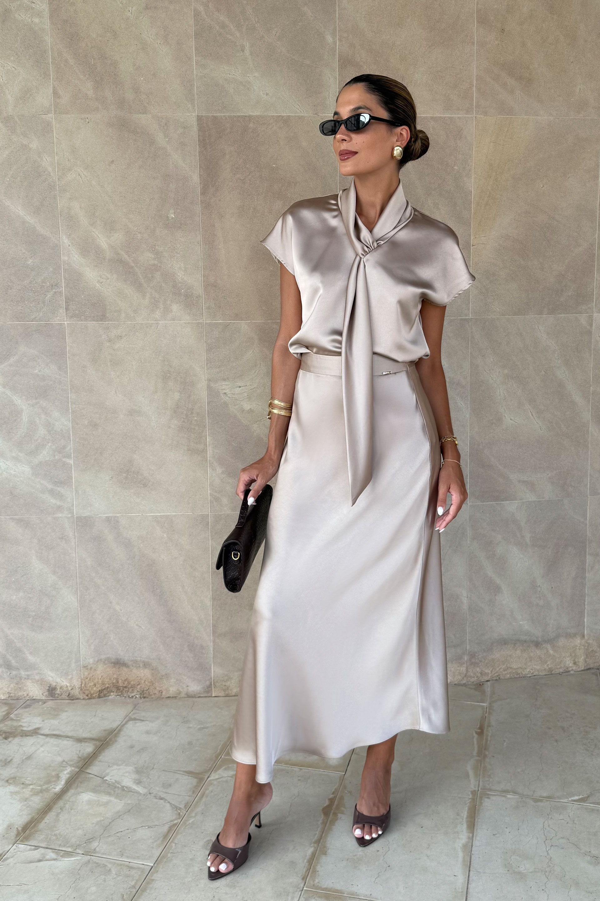 Túnica fluida acetinada com detalhe na gola