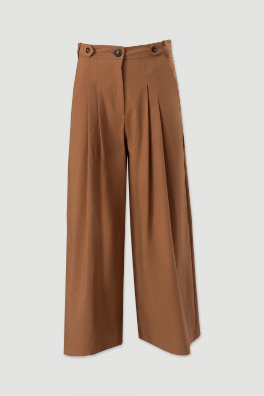 Cala wide leg com pregas e cinto