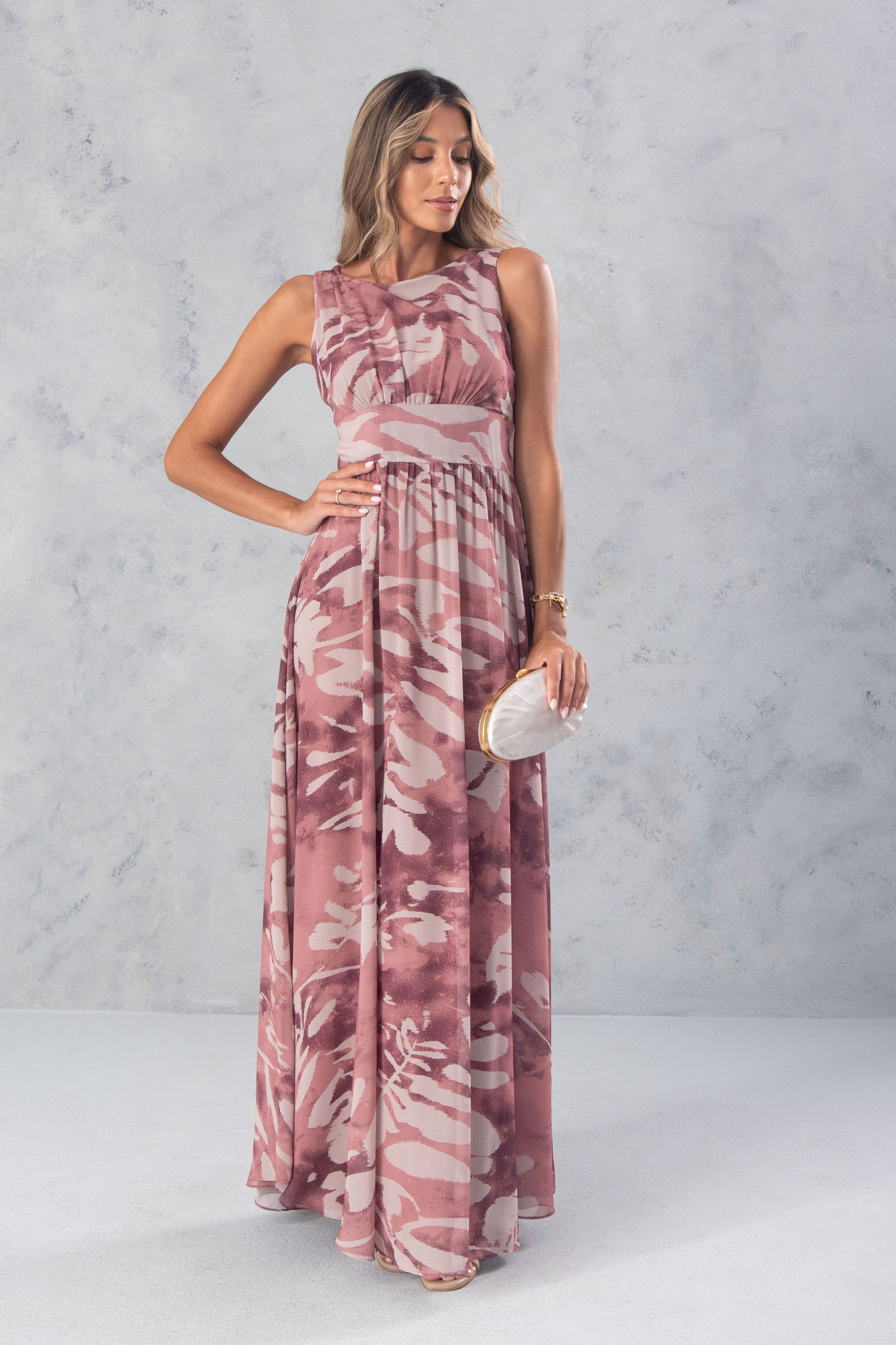 Vestido largo fluido con lazada en la espalda