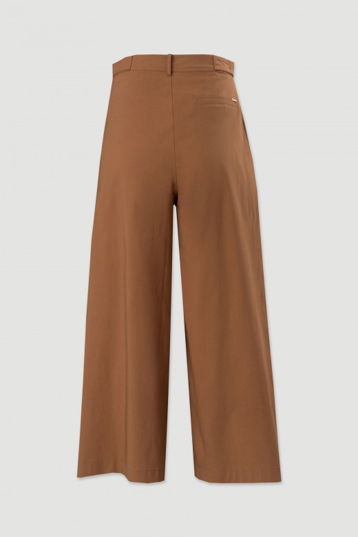 Cala wide leg com pregas e cinto