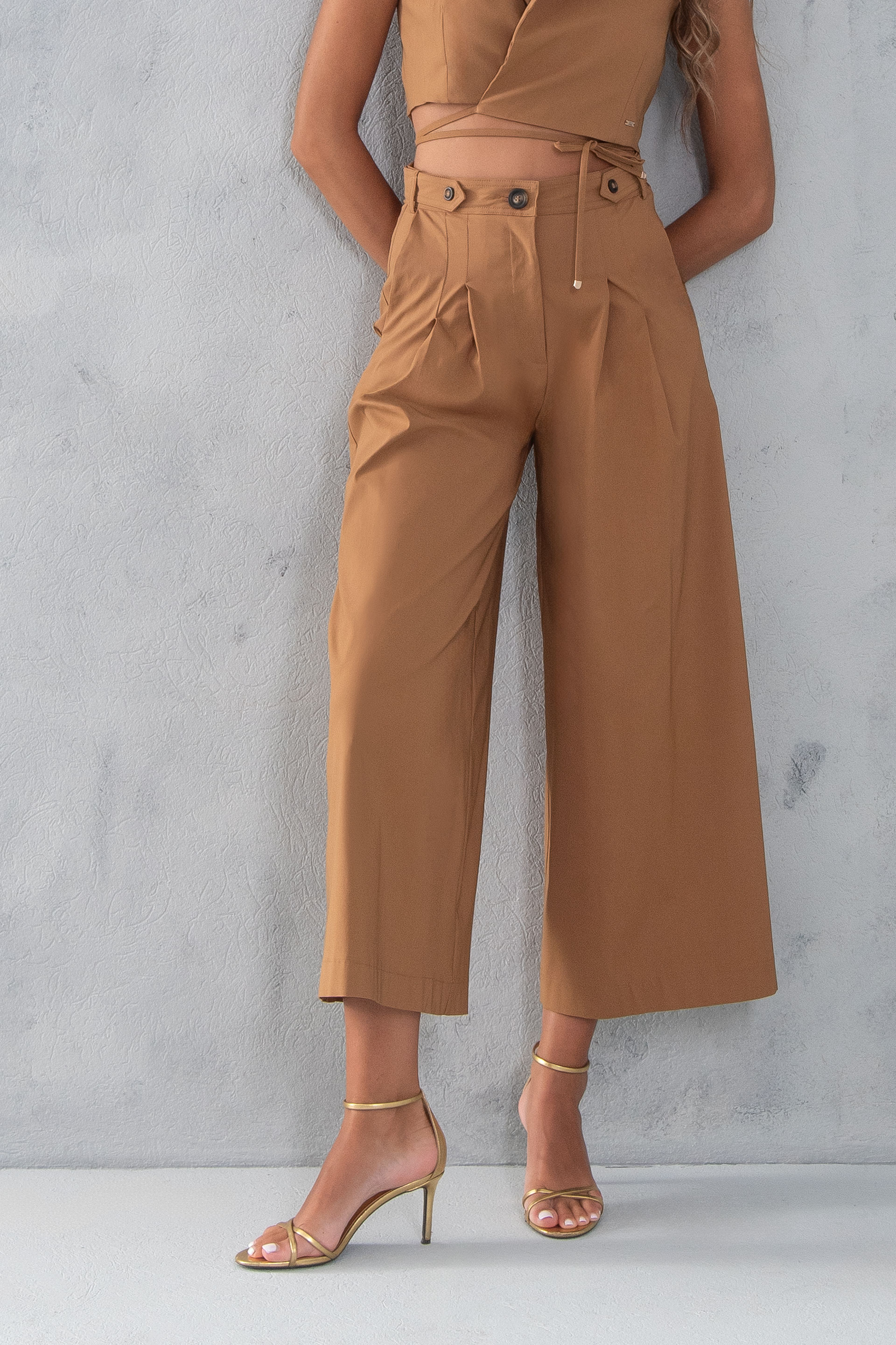 Calça wide leg com pregas e cinto