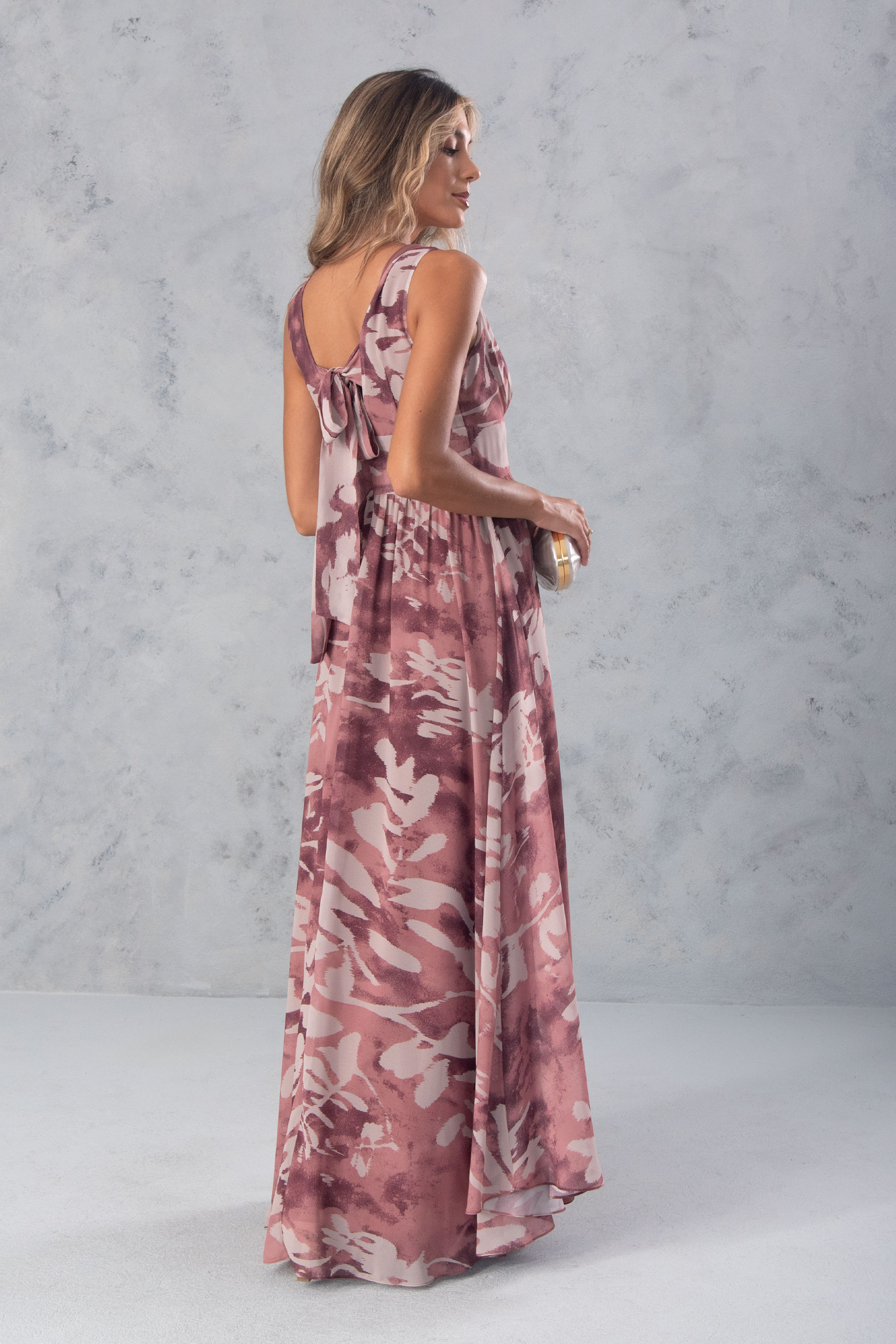 Vestido largo fluido con lazada en la espalda