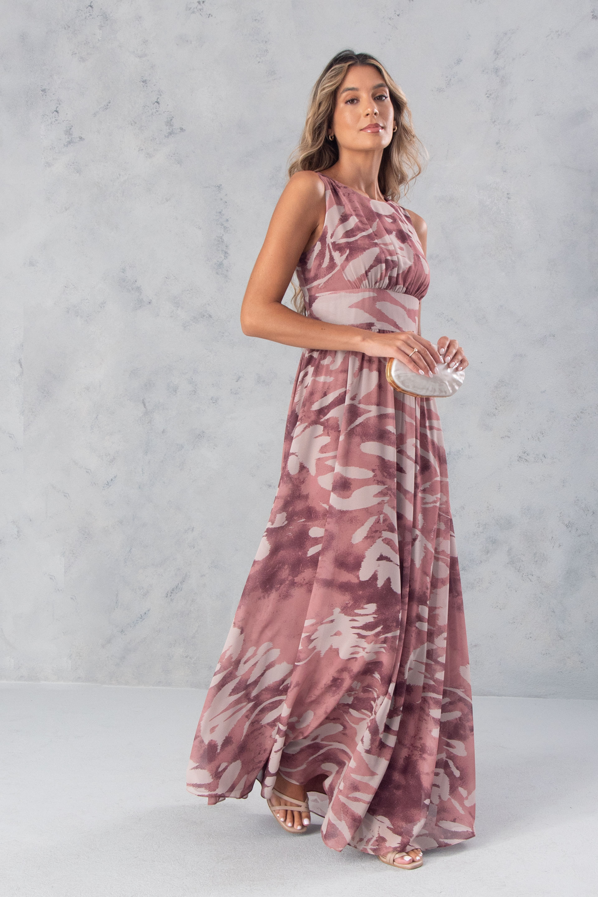 Vestido largo fluido con lazada en la espalda