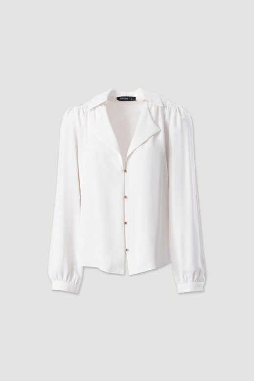 Classic blouse with collar and front buttons