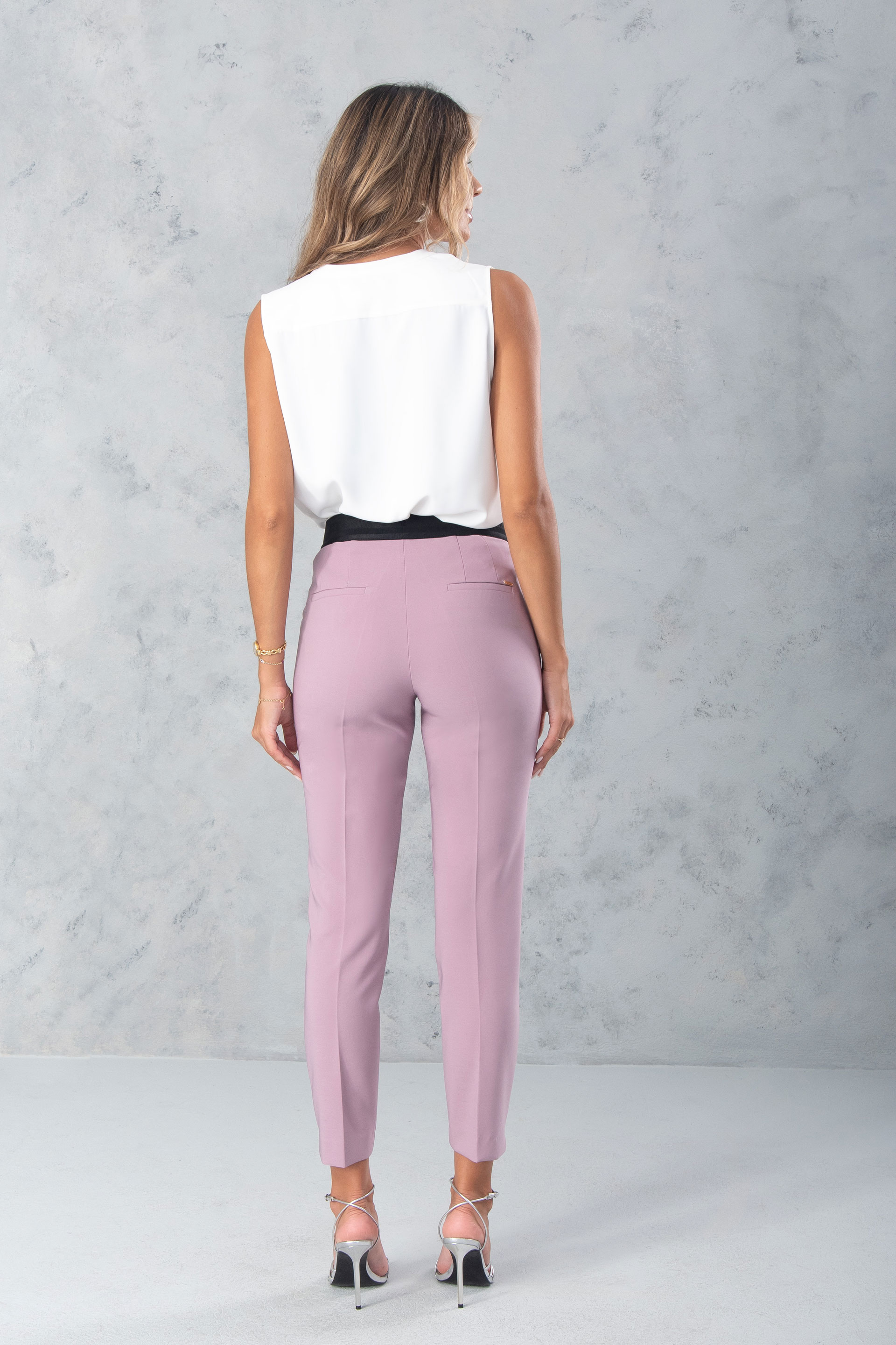 Pantalón clásico de tiro alto con detalle de cinturón elástico