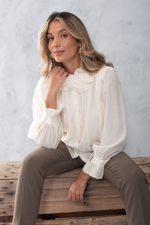 Blusa com gola ondulada e mangas bufantes