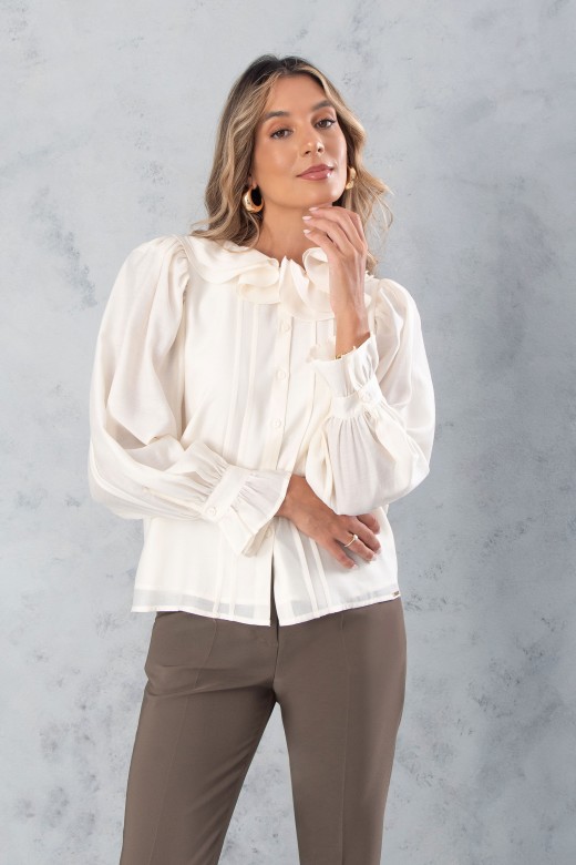 Blusa com gola ondulada e mangas bufantes