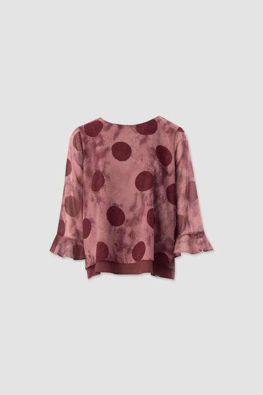 Blusa estampada com padro e mangas em folho