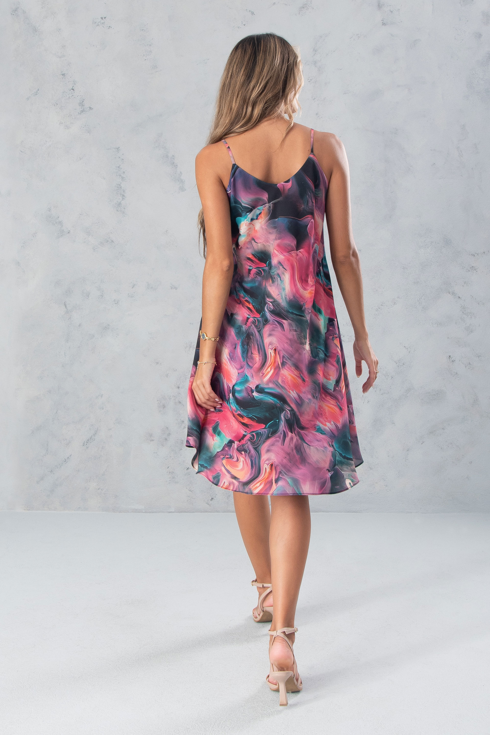 Vestido midi liso com alças finas