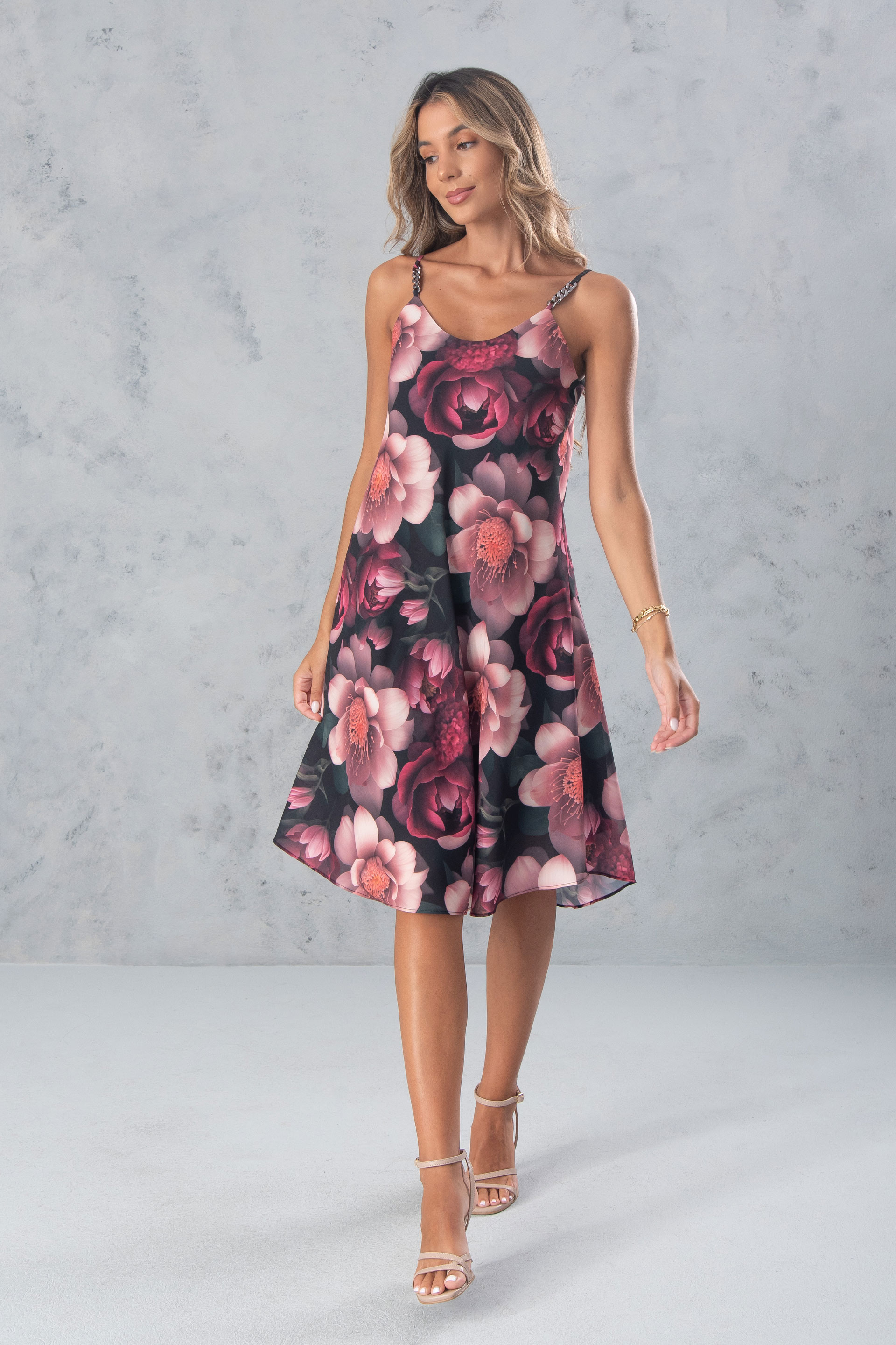Vestido curto fluido com estampado floral de alça