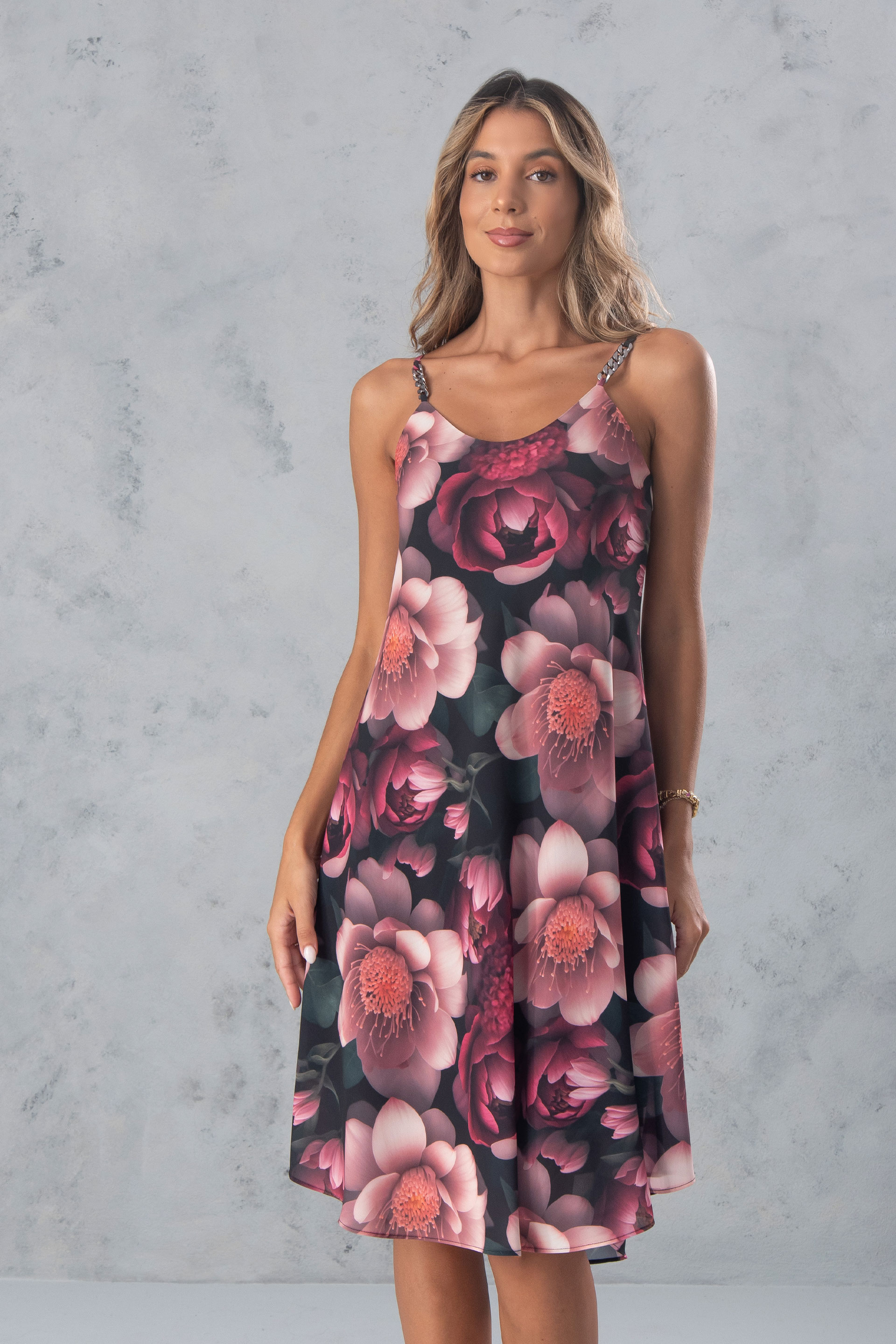 Vestido curto fluido com estampado floral de alça