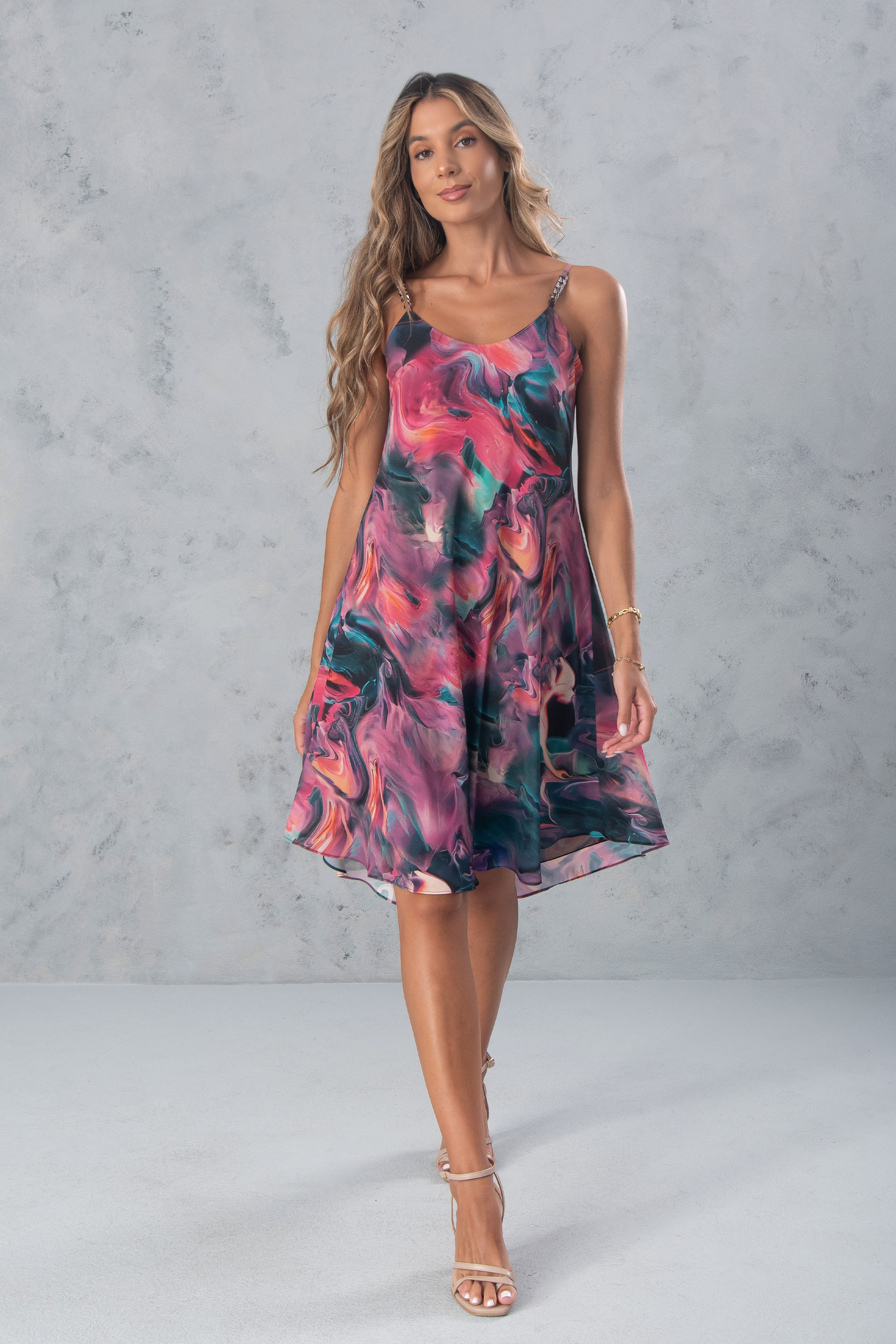 Vestido midi liso com alças finas