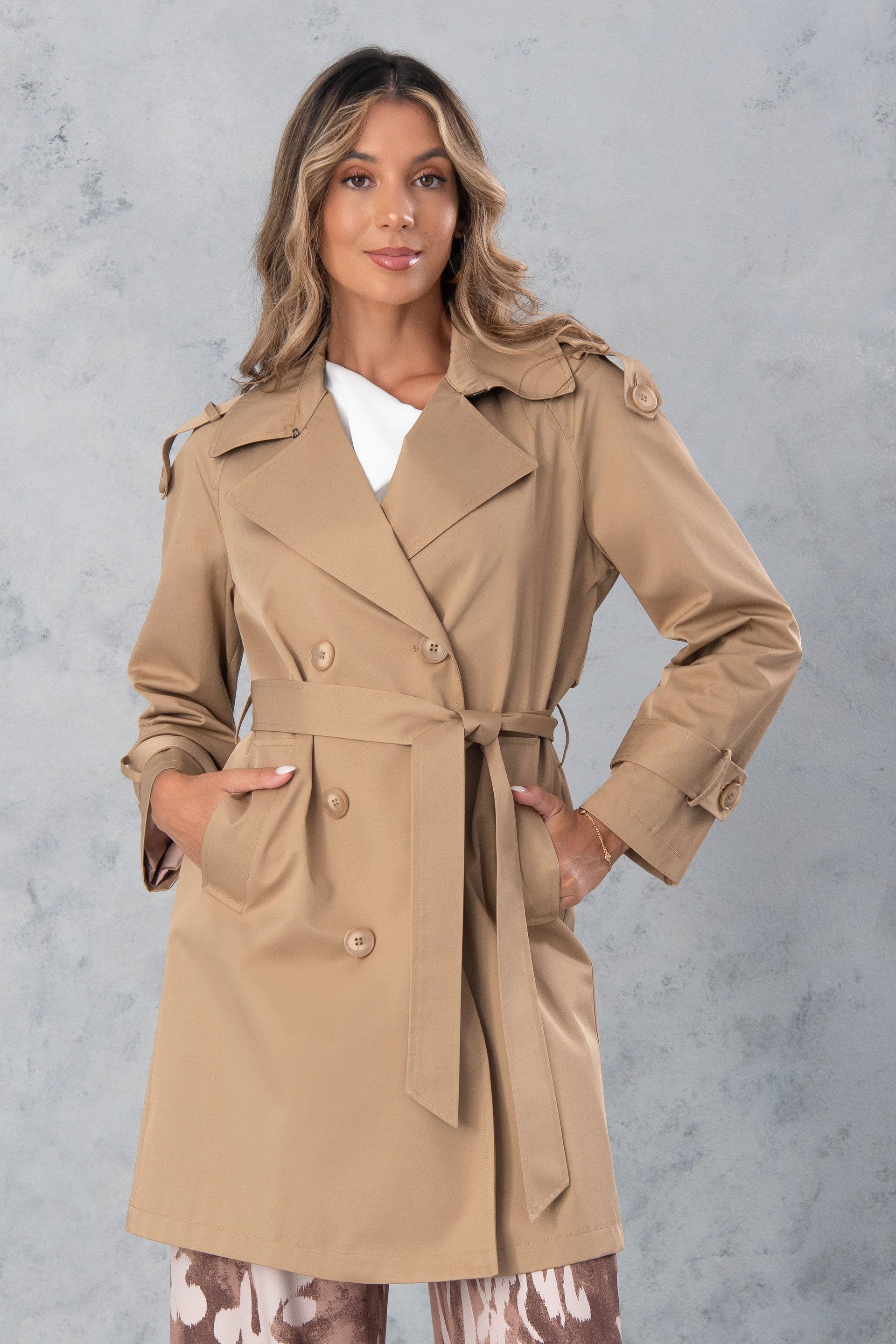 Gabardina clásica con cinturón