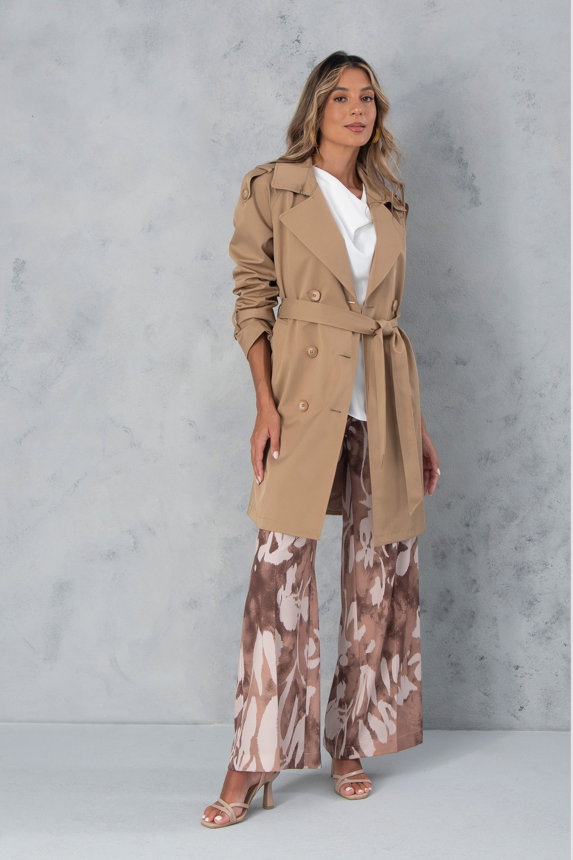 Gabardina clásica con cinturón