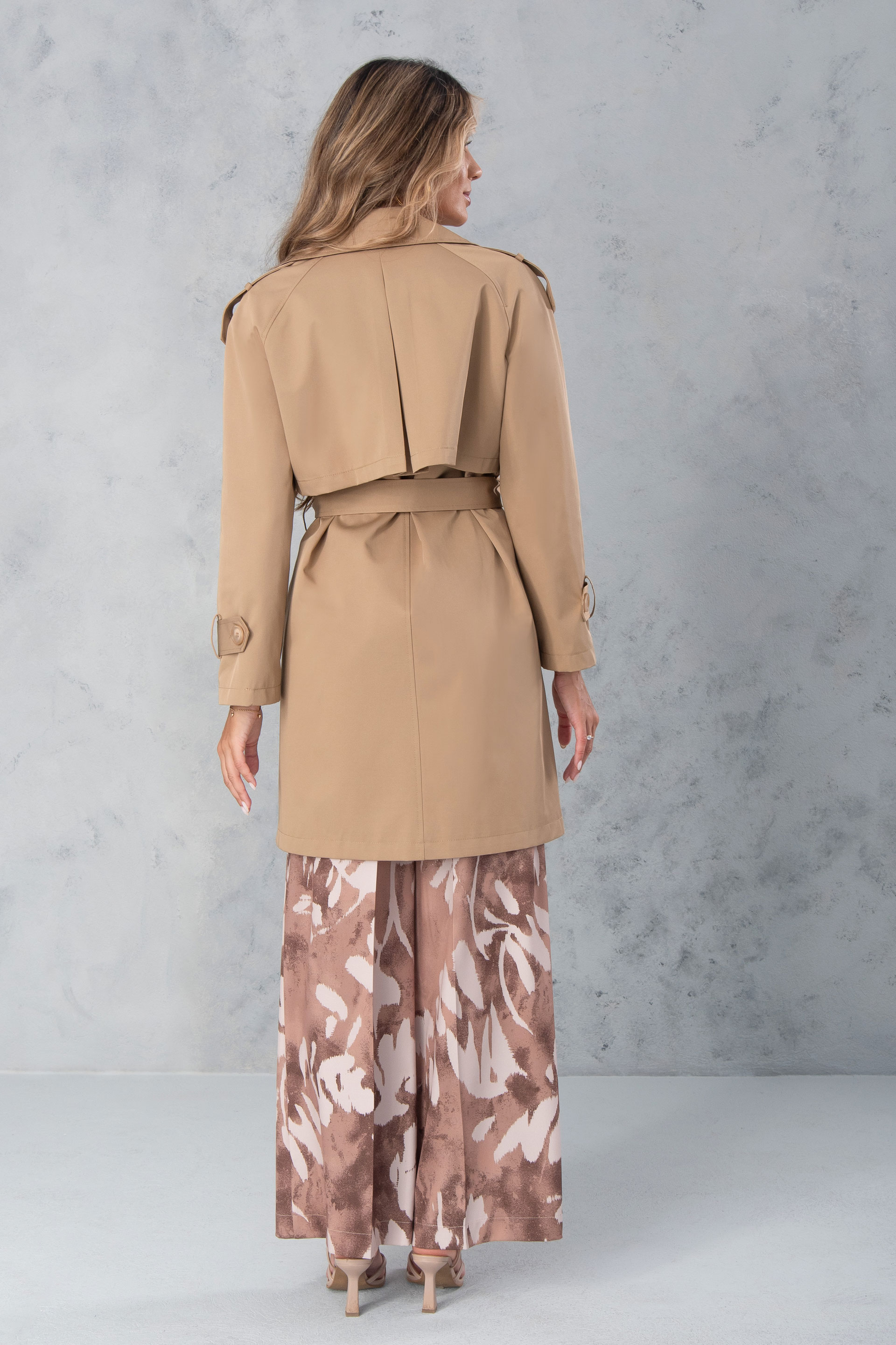 Gabardina clásica con cinturón