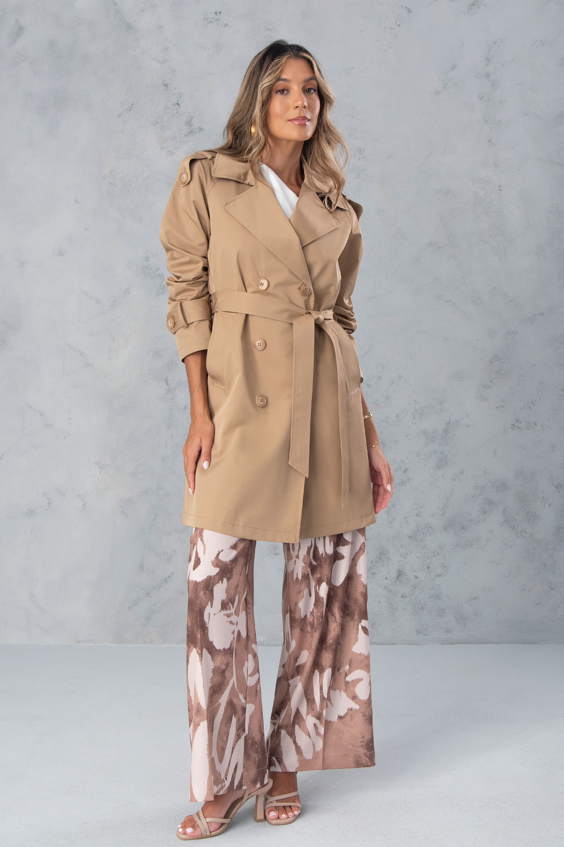 Gabardina clásica con cinturón