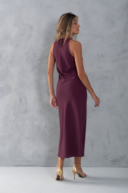 Vestido comprido fluido com detalhe no ombro