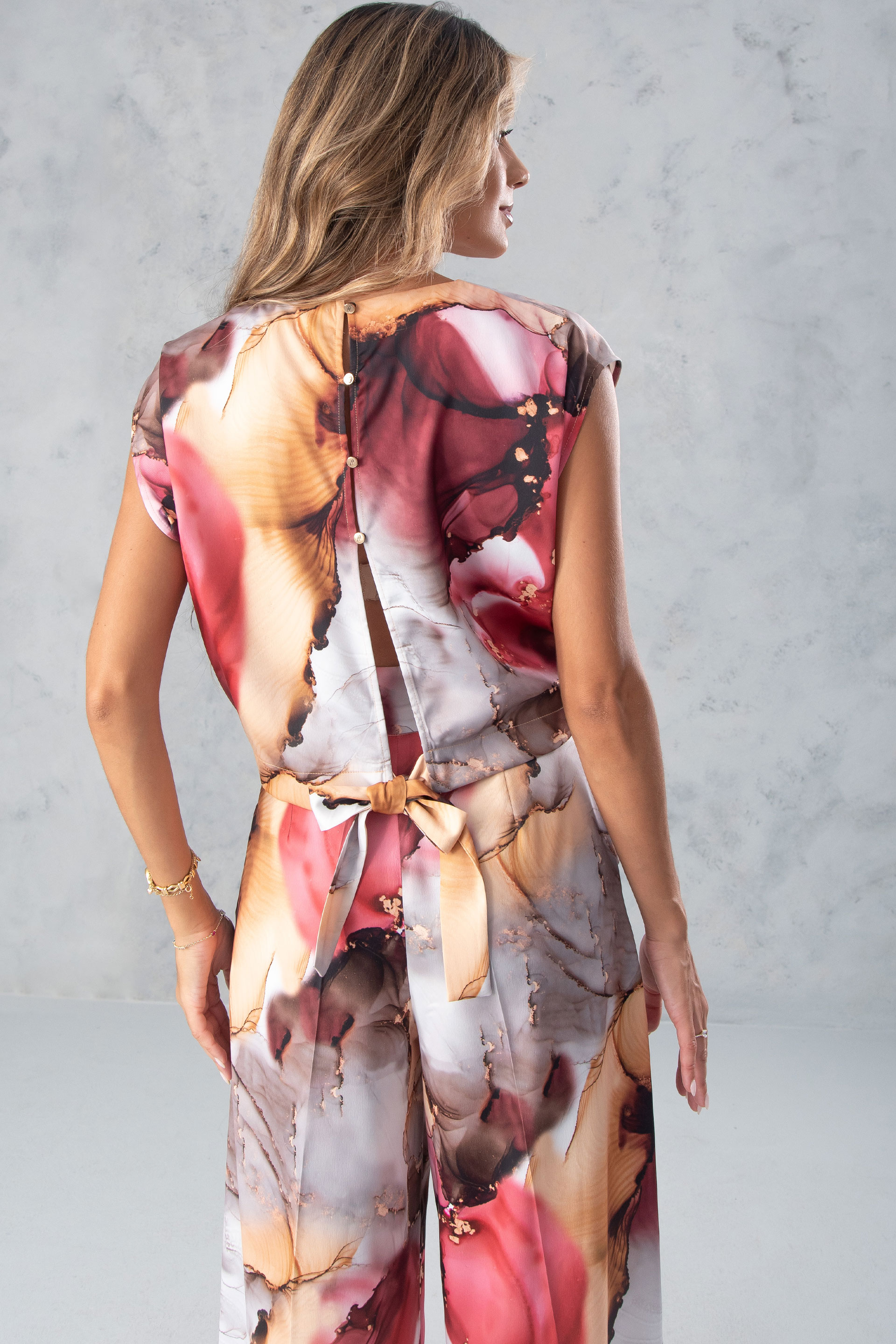 Blusa curta estampada com laço nas costas