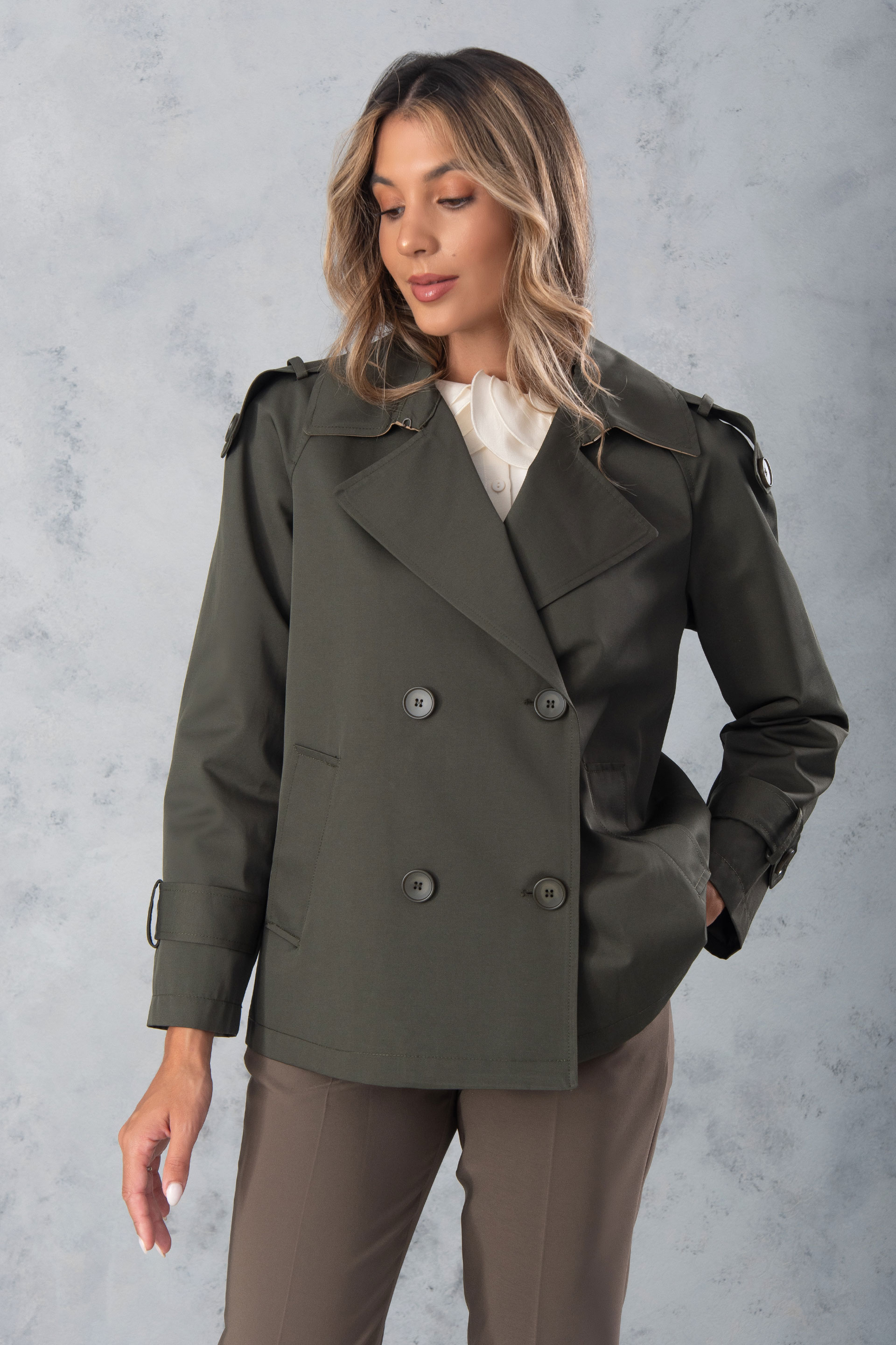 Gabardine curta em trespasse