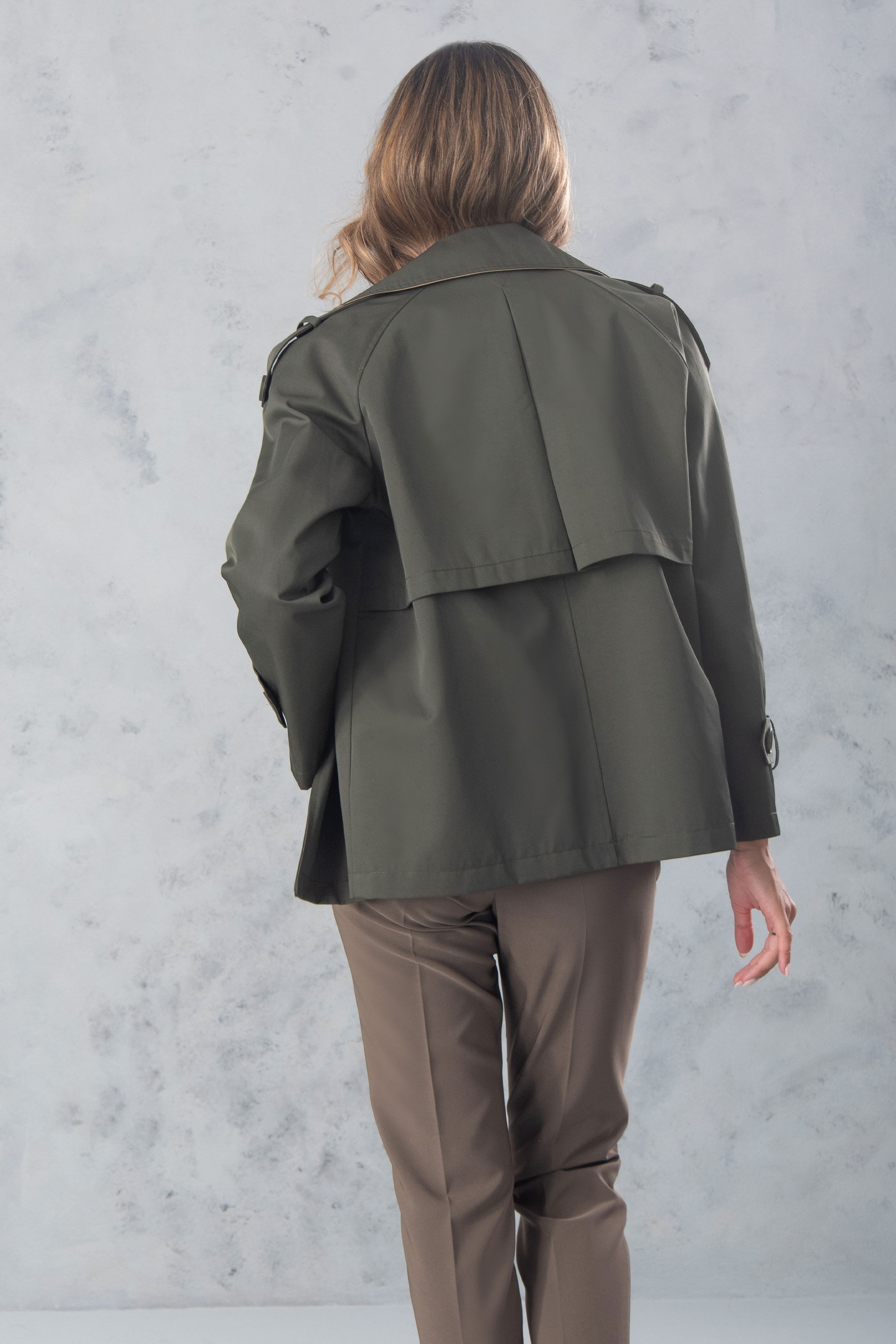 Gabardine curta em trespasse