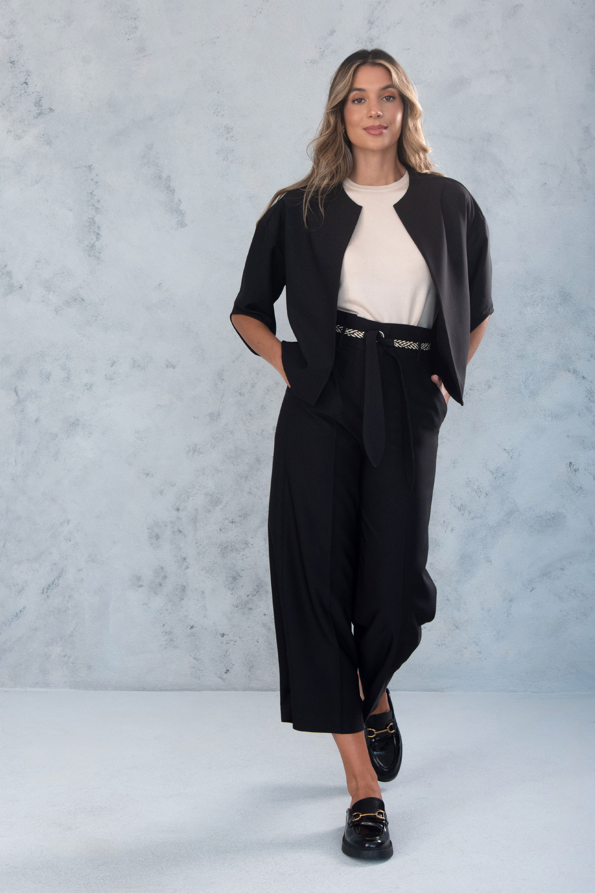 Pantalón fluido de tiro alto con cinturón