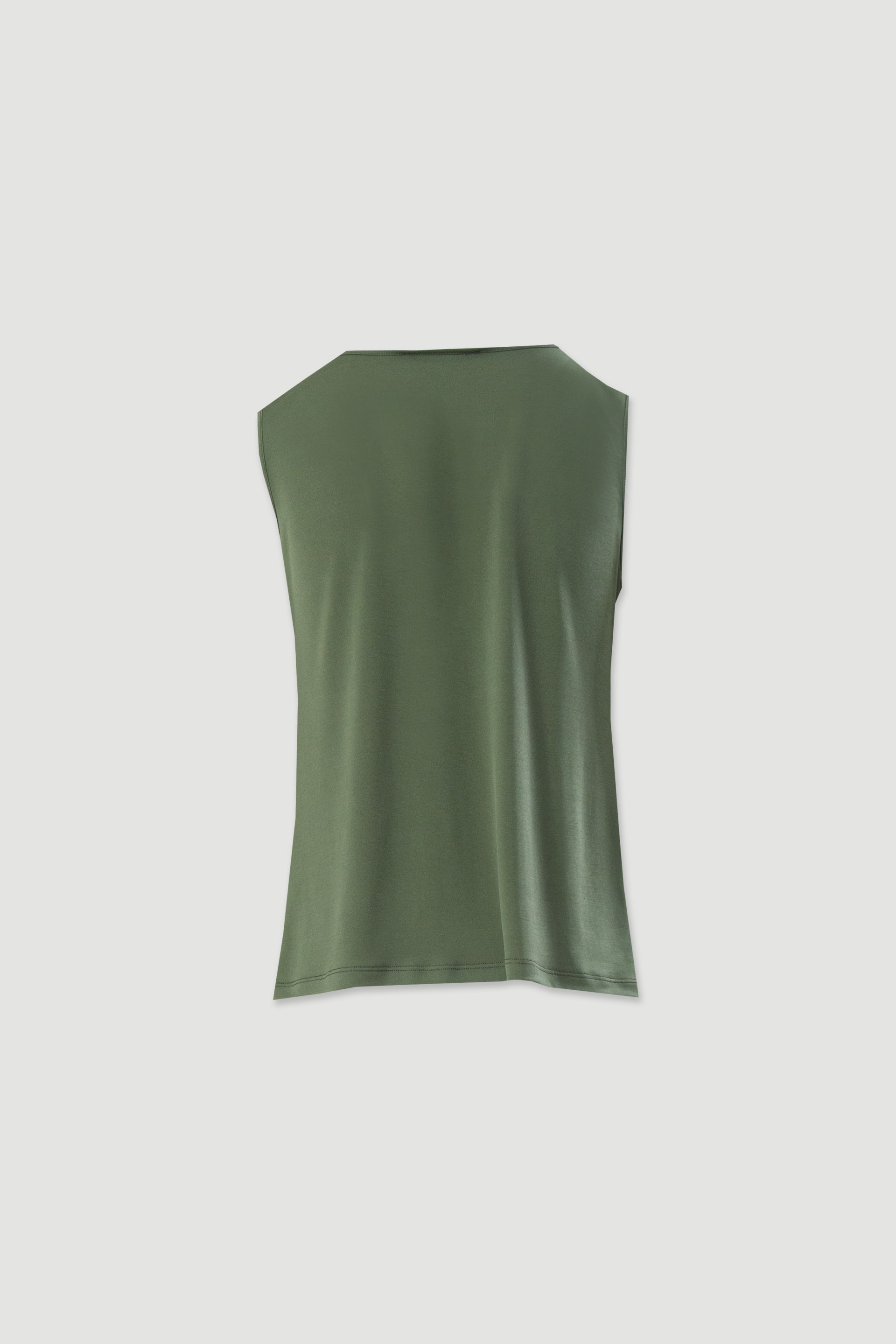 Basic knit top with round neckline