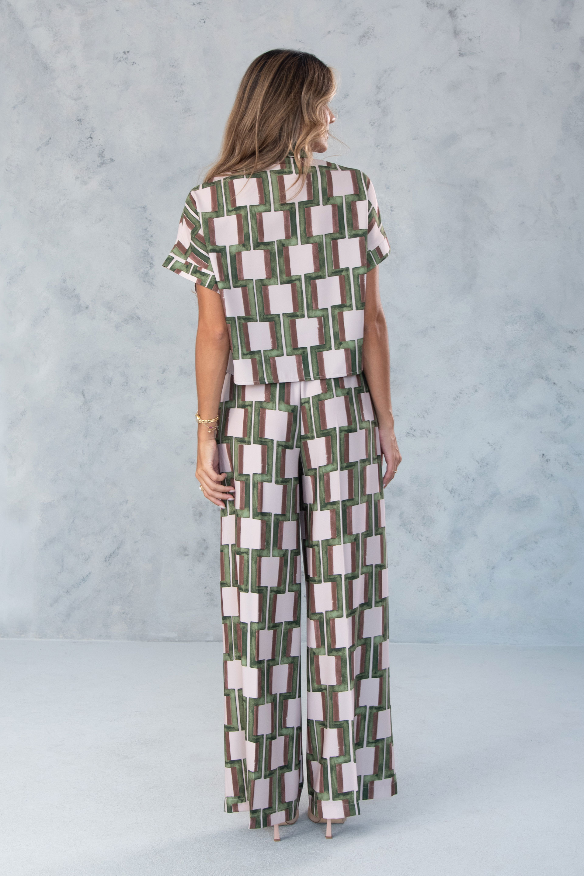 Calça wide leg estampada em tecido fluido